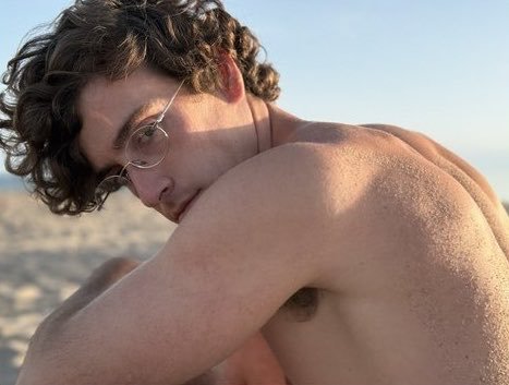 ZENOBRIENISMO's tweet photo. i'm not arguing with a guy with a big nose, curly hair, big brown eyes and long eyelashes, whatever you say beautiful https://t.co/ty1zJ67swH