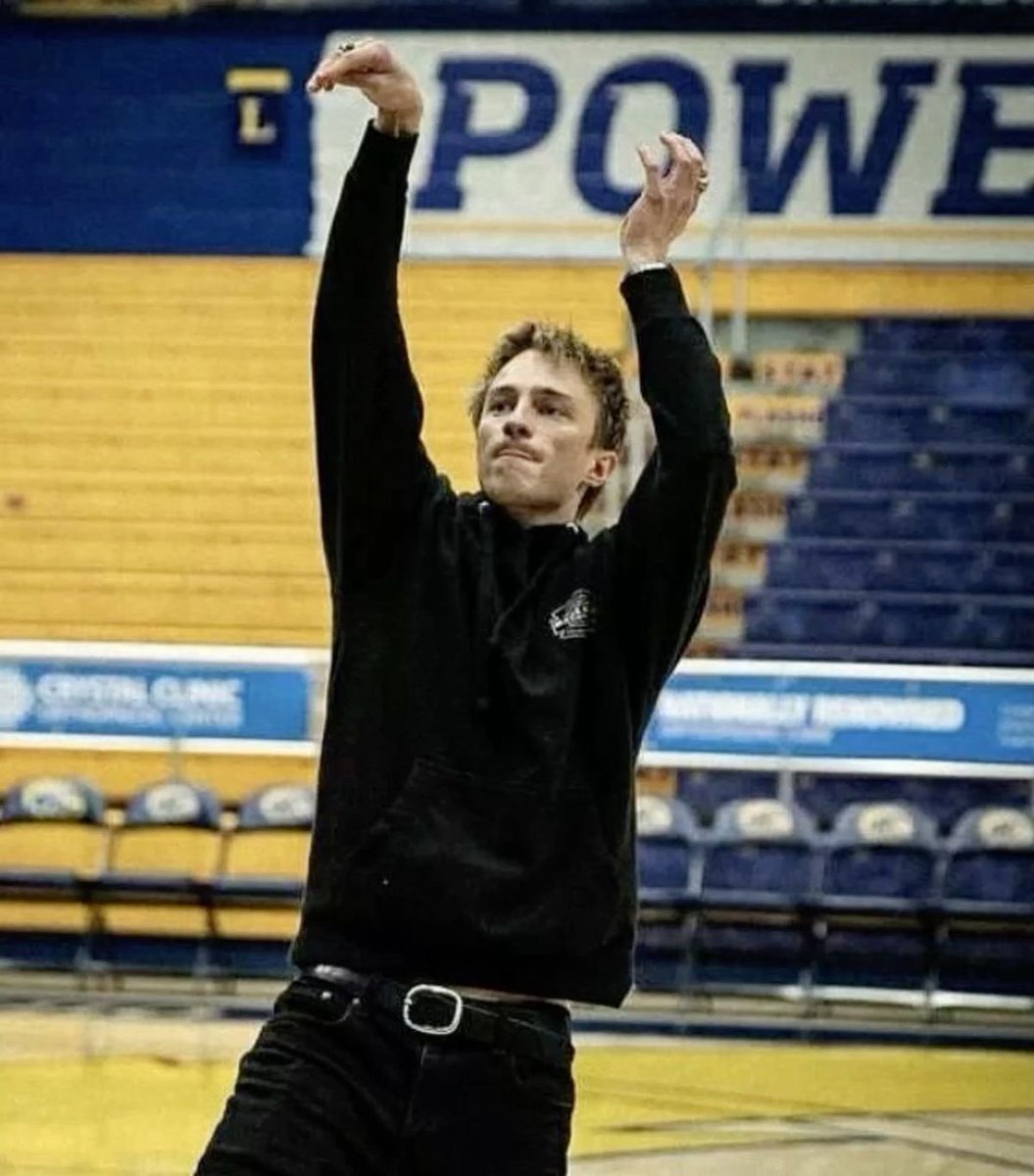 loevudrew's tweet photo. I WANT TO WATCH HIM AS A BASKETBALL PLAYER IN A SPICY ROMCOM https://t.co/FBlPJQ8MSw