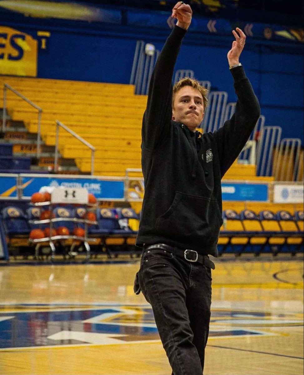 loevudrew's tweet photo. I WANT TO WATCH HIM AS A BASKETBALL PLAYER IN A SPICY ROMCOM https://t.co/FBlPJQ8MSw