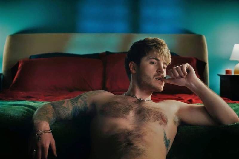 GayCult0's tweet photo. Lançado em 2026, o polêmico drama indie Blue Film, dirigido por Elliot Tuttle, desafia limites ao narrar o reencontro tenso entre um camboy (Kieron Moore) e um cliente mascarado de seu passado (Reed Birney). Um suspense psicológico sombrio, ousado e provocativo. https://t.co/2Mr7OxuN0c