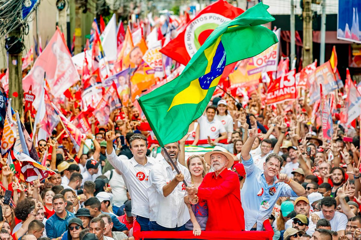 LulaOficial's tweet photo. Muito obrigado, Fortaleza (CE). 

Rumo à vitória, ao lado de @elmanooficial, candidato ao governo do estado, e de @LuizianneLinsCE e @senadorcidgomes, que concorrem ao Senado.   

📸 @ricardostuckert https://t.co/ZFockdko48
