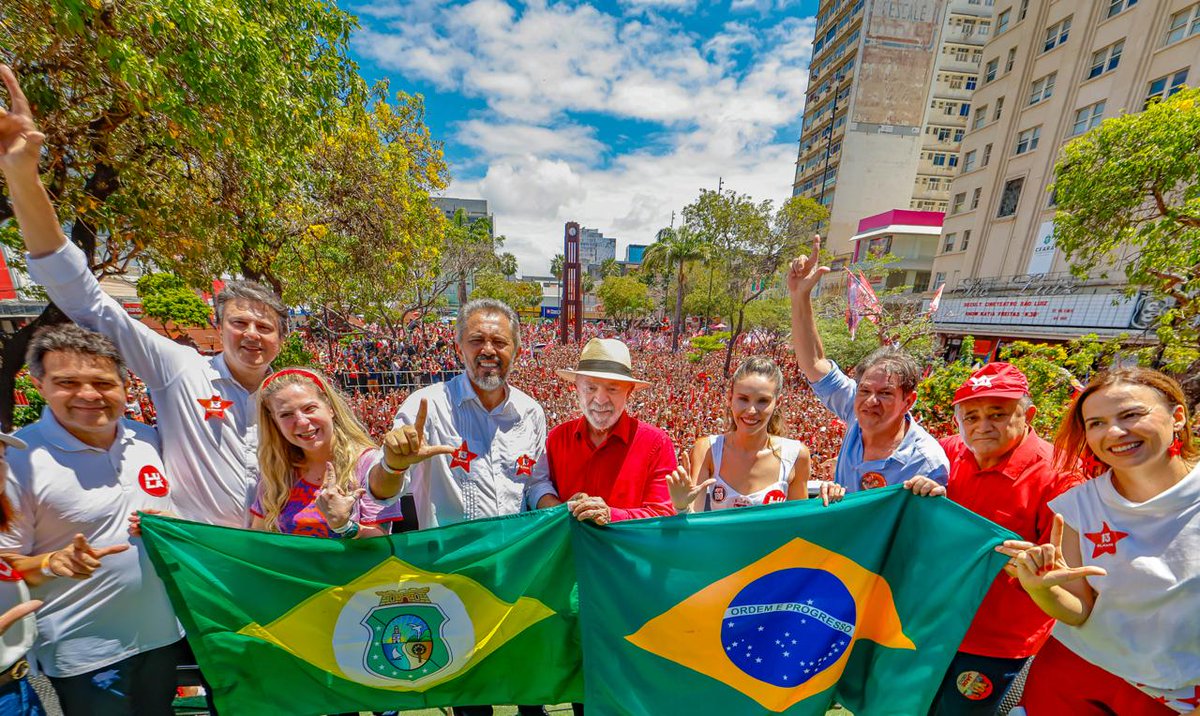 LulaOficial's tweet photo. Muito obrigado, Fortaleza (CE). 

Rumo à vitória, ao lado de @elmanooficial, candidato ao governo do estado, e de @LuizianneLinsCE e @senadorcidgomes, que concorrem ao Senado.   

📸 @ricardostuckert https://t.co/ZFockdko48