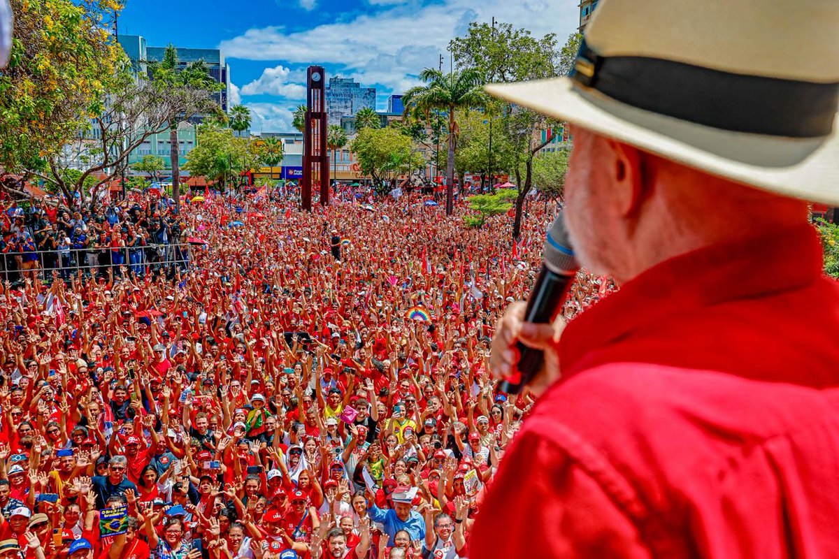 LulaOficial's tweet photo. Muito obrigado, Fortaleza (CE). 

Rumo à vitória, ao lado de @elmanooficial, candidato ao governo do estado, e de @LuizianneLinsCE e @senadorcidgomes, que concorrem ao Senado.   

📸 @ricardostuckert https://t.co/ZFockdko48