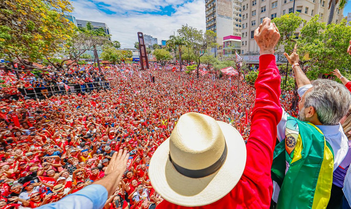 LulaOficial's tweet photo. Muito obrigado, Fortaleza (CE). 

Rumo à vitória, ao lado de @elmanooficial, candidato ao governo do estado, e de @LuizianneLinsCE e @senadorcidgomes, que concorrem ao Senado.   

📸 @ricardostuckert https://t.co/ZFockdko48
