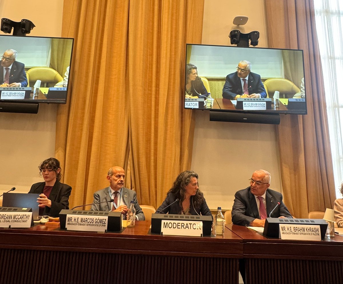 PalestineUNOG's tweet photo. فلسطين واسبانيا تعقدان فعالية في مجلس حقوق الإنسان حول ظروف احتجاز الأسرى الفلسطينيين والانتهاكات بحقهم

شاركت بعثة دولة فلسطين لدى الأمم المتحدة في جنيف في فعالية جانبية عُقدت على هامش الدورة الثالثة والستين لمجلس حقوق الإنسان، بعنوان: ظروف الاحتجاز وانتهاكات حقوق الإنسان التي تؤثر على الأسرى الفلسطينيين. واستضافت الفعالية كلاً من إسبانيا ودولة فلسطين، بمشاركة مكتب المفوض السامي لحقوق الإنسان، وخبراء دوليين، وممثلين عن مؤسسات حقوقية فلسطينية.

افتتح الفعالية الممثل الدائم لإسبانيا لدى الأمم المتحدة في جنيف، السفير ماركوس غوميز، واشار الى خطورة الانتهاكات الاسرائيلية المرتبطة بأوضاع الأسرى الفلسطينيين، واكد أن احترام القانون الإنساني الدولي ليس مسألة اختيارية، وأن الالتزامات الناشئة عن القانون الدولي يجب احترامها في جميع الظروف، دون استثناء.

وقال نيل توبين، نائب رئيس مكتب مفوضية الأمم المتحدة السامية لحقوق الإنسان ومنسق مجموعة الحماية، إن واقع المعتقلين الفلسطينيين مروّع. 
وأوضح أن سياسات الاحتجاز والإجراءات التي تفرضها سلطات الاحتلال تعرّض المعتقلين الفلسطينيين لمخاطر جسيمة على حياتهم وسلامتهم. وأضاف أن هذه المخاوف ليست جديدة، إذ دأبت مفوضية الأمم المتحدة السامية لحقوق الإنسان على إثارتها وتوثيقها على مدى سنوات، إلا أنها شهدت تصعيداً خطيراً خلال الفترة الأخيرة. وأكد أن إسرائيل، بصفتها القوة القائمة بالاحتلال، تتحمل مسؤوليات قانونية واضحة إزاء أوضاع المعتقلين الفلسطينيين، داعياً إلى السماح بال��صول الفوري وغير المقيّد إلى جميع أماكن الاحتجاز، وإجراء تحقيقات مستقلة وفعالة في حالات وفاة فلسطينيين أثناء الاحتجاز.

من جانبه، قال باو بيريز-ساليس، المقرر الخاص للأمم المتحدة المعني بالتعذيب وغيره من ضروب المعاملة أو العقوبة القاسية أو اللاإنسانية أو المهينة، إن التعذيب وسوء المعاملة بحق الفلسطينيين جرى توثيقهما منذ سبعينيات القرن الماضي، مشيراً إلى وجود كم كبير من الأدلة المتعلقة بهذه الممارسات. وأكد أن عدم امتثال إسرائيل للقانون الدولي يمثل وضعاً بالغ الخطورة لا يجوز السكوت عنه، وشدد على أن منع التعذيب لا يقتصر على الالتزامات القانونية الدولية، بل يتطلب أيضاً رفضاً مجتمعياً واضحاً وعدم التسامح مع هذه الممارسات. كما أشار إلى مؤشرات مقلقة داخل المجتمع الإسرائيلي تعكس تراجعاً في احترام الكرامة الإنسانية للفلسطينيين.

بدوره، أكد كريس سيدوتي، المفوض في لجنة الأمم المتحدة لتقصي الحقائق في الأرض الفلسطينية المحتلة، بما فيها القدس الشرقية واسرائيل، أن الاحتلال يعتقل الأطفال الفلسطينيين ويعرّضهم لانتهاكات ومعاملة مهينة داخل مراكز الاحتجاز. وشدد على أن الأطفال يتمتعون بحقوق خاصة في الرعاية والحماية، وأن ما يتعرضون له من تجويع وإذلال يشكل انتهاكاً خطيراً لهذه الحقوق. وأضاف أن بعض الأطفال، بعد الإفراج عنهم، لا يُعادون إلى أسرهم، بل يُتركون قرب مناطق أو نقاط حدودية، في ظروف تزيد من هشاشتهم ومعاناتهم. وأكد أن القانون الدولي الإنساني والقانون الدولي لحقوق الإنسان يتعرضان لانتهاكات جسيمة من ال��حتلال الإسرائيلي، بالاخص في غياب المسائلة، داعياً الدول إلى اتخاذ التدابير اللازمة لحماية الأطفال والمعتقلين الفلسطينيين، وعدم انتظار تعاون إسرائيل للوفاء بمسؤولياتها القانونية والأخلاقية.

وأكد السفير ابراهيم خريشي، المراقب الدائم لدولة فلسطين لدى الأمم المتحدة والمنظمات الدولية في جنيف، أن قضية الأسرى والمعتقلين الفلسطينيين قضية قانونية وسياسية تستوجب تحركاً دولياً جاداً ومستمراً. وشدد على ضرورة مواصلة طرح هذه القضية أمام مجلس حقوق الإنسان، وآليات الأمم المتحدة المختصة، والهيئات الدولية، لضمان احترام حقوق الأسرى التي تكفلها قواعد القانون الدو��ي الإنساني والقانون الدولي لحقوق الإنسان. وأكد أن الانتهاكات المرتكبة بحقهم، بما فيها التعذيب وسوء المعاملة والإخفاء القسري والحرمان من الضمانات القانونية والوفيات أثناء الاحتجاز، لا يجوز أن تمرّ دون تحقيق ومساءلة. كما دعا المجتمع الدولي إلى اتخاذ خطوات عملية وفعالة لضمان وصول الجهات الدولية المختصة إلى أماكن الاحتجاز، وحماية الأسرى، ومحاسبة المسؤولين عن الانتهاكات، ووضع حدّ للإفلات من العقاب.

وشارك في النقاش أيضاً عبد الله الزغاري، رئيس جمعية نادي الأسير الفلسطيني، وسحر فرانسيس، المديرة العامة لمؤسسة الضمير لرعاية الأسير وحقوق الإنسان، ودويرين مكارثي، المستشارة القانونية في مؤسسة الحق. وتناول المشاركون أوضاع الأسرى الفلسطينيين و��روف احتجازهم والانتهاكات التي يتعرضون لها، مؤكدين ضرورة إطلاق سراحهم وتوفير الحماية القانونية والإنسانية للمعتقلين، وضمان المساءلة عن الانتهاكات المرتكبة بحقهم.