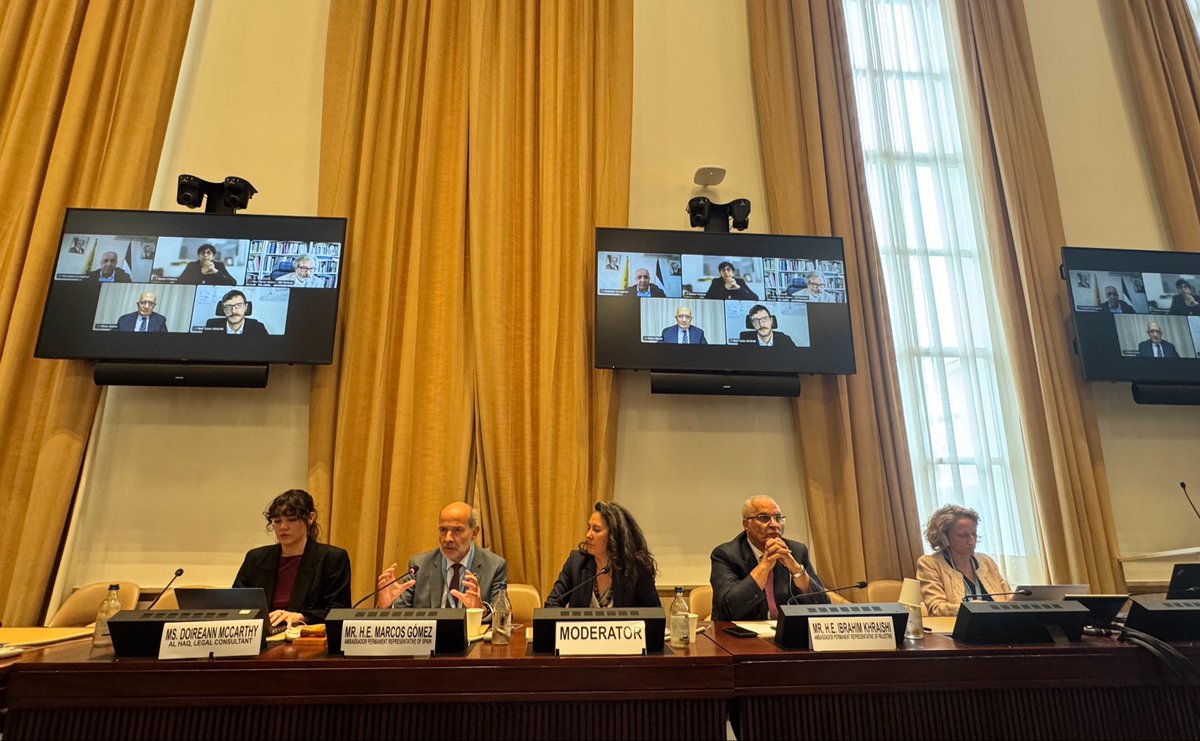 PalestineUNOG's tweet photo. فلسطين واسبانيا تعقدان فعالية في مجلس حقوق الإنسان حول ظروف احتجاز الأسرى الفلسطينيين والانتهاكات بحقهم

شاركت بعثة دولة فلسطين لدى الأمم المتحدة في جنيف في فعالية جانبية عُقدت على هامش الدورة الثالثة والستين لمجلس حقوق الإنسان، بعنوان: ظروف الاحتجاز وانتهاكات حقوق الإنسان التي تؤثر على الأسرى الفلسطينيين. واستضافت الفعالية كلاً من إسبانيا ودولة فلسطين، بمشاركة مكتب المفوض السامي لحقوق الإنسان، وخبراء دوليين، وممثلين عن مؤسسات حقوقية فلسطينية.

افتتح الفعالية الممثل الدائم لإسبانيا لدى الأمم المتحدة في جنيف، السفير ماركوس غوميز، واشار الى خطورة الانتهاكات الاسرائيلية المرتبطة بأوضاع الأسرى الفلسطينيين، واكد أن احترام القانون الإنساني الدولي ليس مسألة اختيارية، وأن الالتزامات الناشئة عن القانون الدولي يجب احترامها في جميع الظروف، دون استثناء.

وقال نيل توبين، نائب رئيس مكتب مفوضية الأمم المتحدة السامية لحقوق الإنسان ومنسق مجموعة الحماية، إن واقع المعتقلين الفلسطينيين مروّع. 
وأوضح أن سياسات الاحتجاز والإجراءات التي تفرضها سلطات الاحتلال تعرّض المعتقلين الفلسطينيين لمخاطر جسيمة على حياتهم وسلامتهم. وأضاف أن هذه المخاوف ليست جديدة، إذ دأبت مفوضية الأمم المتحدة السامية لحقوق الإنسان على إثارتها وتوثيقها على مدى سنوات، إلا أنها شهدت تصعيداً خطيراً خلال الفترة الأخيرة. وأكد أن إسرائيل، بصفتها القوة القائمة بالاحتلال، تتحمل مسؤوليات قانونية واضحة إزاء أوضاع المعتقلين الفلسطينيين، داعياً إلى السماح بال��صول الفوري وغير المقيّد إلى جميع أماكن الاحتجاز، وإجراء تحقيقات مستقلة وفعالة في حالات وفاة فلسطينيين أثناء الاحتجاز.

من جانبه، قال باو بيريز-ساليس، المقرر الخاص للأمم المتحدة المعني بالتعذيب وغيره من ضروب المعاملة أو العقوبة القاسية أو اللاإنسانية أو المهينة، إن التعذيب وسوء المعاملة بحق الفلسطينيين جرى توثيقهما منذ سبعينيات القرن الماضي، مشيراً إلى وجود كم كبير من الأدلة المتعلقة بهذه الممارسات. وأكد أن عدم امتثال إسرائيل للقانون الدولي يمثل وضعاً بالغ الخطورة لا يجوز السكوت عنه، وشدد على أن منع التعذيب لا يقتصر على الالتزامات القانونية الدولية، بل يتطلب أيضاً رفضاً مجتمعياً واضحاً وعدم التسامح مع هذه الممارسات. كما أشار إلى مؤشرات مقلقة داخل المجتمع الإسرائيلي تعكس تراجعاً في احترام الكرامة الإنسانية للفلسطينيين.

بدوره، أكد كريس سيدوتي، المفوض في لجنة الأمم المتحدة لتقصي الحقائق في الأرض الفلسطينية المحتلة، بما فيها القدس الشرقية واسرائيل، أن الاحتلال يعتقل الأطفال الفلسطينيين ويعرّضهم لانتهاكات ومعاملة مهينة داخل مراكز الاحتجاز. وشدد على أن الأطفال يتمتعون بحقوق خاصة في الرعاية والحماية، وأن ما يتعرضون له من تجويع وإذلال يشكل انتهاكاً خطيراً لهذه الحقوق. وأضاف أن بعض الأطفال، بعد الإفراج عنهم، لا يُعادون إلى أسرهم، بل يُتركون قرب مناطق أو نقاط حدودية، في ظروف تزيد من هشاشتهم ومعاناتهم. وأكد أن القانون الدولي الإنساني والقانون الدولي لحقوق الإنسان يتعرضان لانتهاكات جسيمة من ال��حتلال الإسرائيلي، بالاخص في غياب المسائلة، داعياً الدول إلى اتخاذ التدابير اللازمة لحماية الأطفال والمعتقلين الفلسطينيين، وعدم انتظار تعاون إسرائيل للوفاء بمسؤولياتها القانونية والأخلاقية.

وأكد السفير ابراهيم خريشي، المراقب الدائم لدولة فلسطين لدى الأمم المتحدة والمنظمات الدولية في جنيف، أن قضية الأسرى والمعتقلين الفلسطينيين قضية قانونية وسياسية تستوجب تحركاً دولياً جاداً ومستمراً. وشدد على ضرورة مواصلة طرح هذه القضية أمام مجلس حقوق الإنسان، وآليات الأمم المتحدة المختصة، والهيئات الدولية، لضمان احترام حقوق الأسرى التي تكفلها قواعد القانون الدو��ي الإنساني والقانون الدولي لحقوق الإنسان. وأكد أن الانتهاكات المرتكبة بحقهم، بما فيها التعذيب وسوء المعاملة والإخفاء القسري والحرمان من الضمانات القانونية والوفيات أثناء الاحتجاز، لا يجوز أن تمرّ دون تحقيق ومساءلة. كما دعا المجتمع الدولي إلى اتخاذ خطوات عملية وفعالة لضمان وصول الجهات الدولية المختصة إلى أماكن الاحتجاز، وحماية الأسرى، ومحاسبة المسؤولين عن الانتهاكات، ووضع حدّ للإفلات من العقاب.

وشارك في النقاش أيضاً عبد الله الزغاري، رئيس جمعية نادي الأسير الفلسطيني، وسحر فرانسيس، المديرة العامة لمؤسسة الضمير لرعاية الأسير وحقوق الإنسان، ودويرين مكارثي، المستشارة القانونية في مؤسسة الحق. وتناول المشاركون أوضاع الأسرى الفلسطينيين و��روف احتجازهم والانتهاكات التي يتعرضون لها، مؤكدين ضرورة إطلاق سراحهم وتوفير الحماية القانونية والإنسانية للمعتقلين، وضمان المساءلة عن الانتهاكات المرتكبة بحقهم.