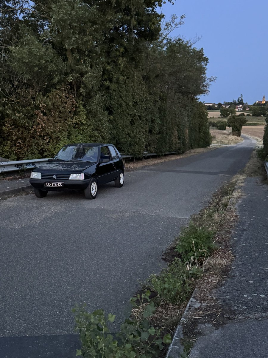 benoit_vd's tweet photo. Ils sont tous là avec leur voitures récentes puis y’a moi et mes taudis 😐🤣 https://t.co/mvmG29HCDk