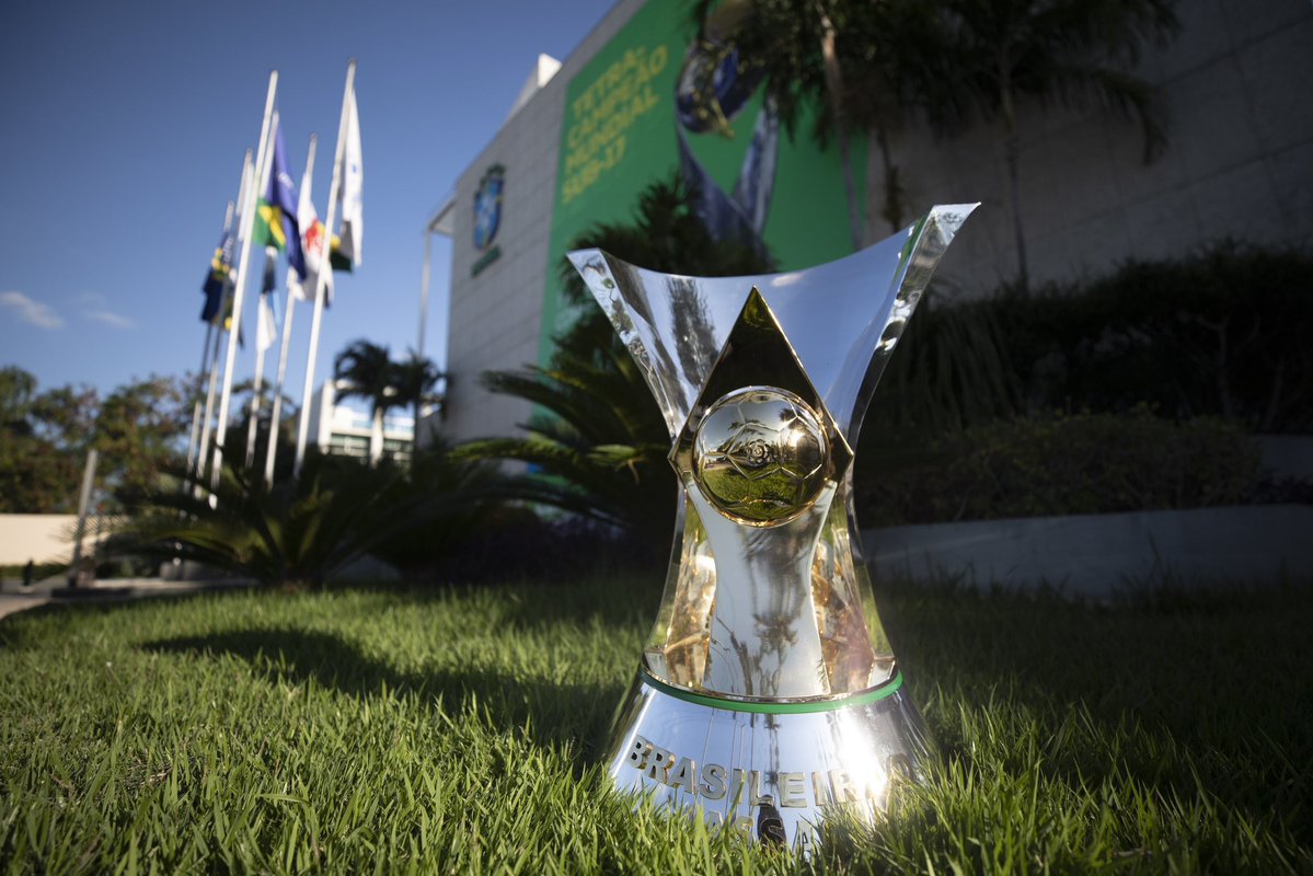futebol_info's tweet photo. 🚨 AGORA! Clubes aumentam pressão com ameaça de PARAR O BRASILEIRÃO e ida ao STF contra Medida Provisória proibindo as bets.

Na noite de ontem, dirigentes dos clubes intensificaram a articulação contra a MP e passaram a discutir uma medida extrema: PARALISAR O CAMPEONATO BRASILEIRO.

A ideia surgiu durante a articulação para boicotar a reunião com o Governo, marcada para hoje e cancelada após boa parte dos presidentes avisar que não participaria.

A possível paralisação tem dois objetivos. O primeiro é pressionar o Governo a oferecer mais que a linha de crédito a juros baixos, negociada antes mesmo da MP. Os clubes querem, no mínimo, um PERÍODO DE TRANSIÇÃO DE 6 MESES A 1 ANO para encerrar a publicidade das bets.

O segundo é fazer a CBF ajudar na pressão sobre o Governo. E isso parece ter funcionado, já que uma paralisação afetaria o calendário do futebol brasileiro, que já está apertado.

O Sinafut, que representa clubes e federações e tem forte influência da CBF, pediu ao STF para participar do processo aberto pelas bets contra a MP. Alguns dirigentes interpretam esse movimento como uma ENTRADA DA CBF no caso.

Até clubes mais alinhados com o Planalto apoiaram o boicote à reunião com o Governo. É o caso do CORINTHIANS, que lidera as negociações pela linha de crédito a juros baixos e também negocia com a Caixa a quitação do financiamento de sua arena.

🗞️ @Estadao | @marcrizzo 
📸 Lucas Figueiredo/CBF