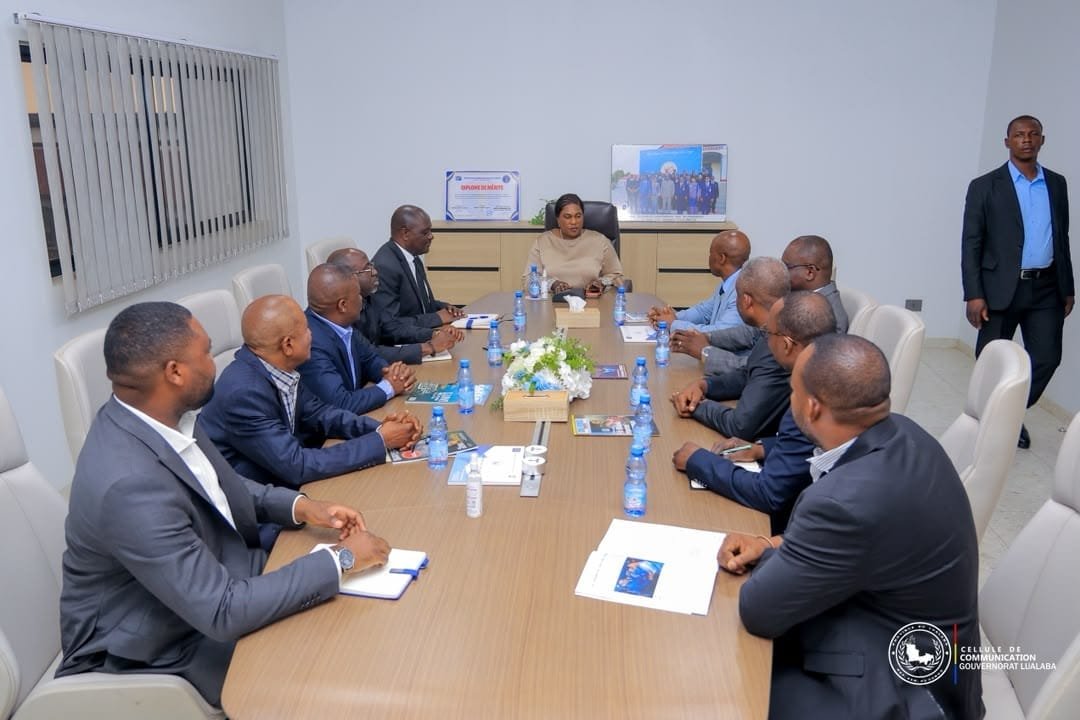 JustinParadoxe's tweet photo. 🛑 #RDC🇨🇩 #LUALABA : #FIFI #MASUKA SAINI EXAMINE LE PROJET D’IMPLANTATION D’UN CENTRE PROVINCIAL DE SCANNAGE
Kolwezi, lundi 28 septembre 2026. La Gouverneure du Lualaba, Fifi Masuka Saini, a présidé une importante séance de travail avec une forte délégation du Ministère national de l’Enseignement Primaire, Secondaire et Technique, venue de Kinshasa.
Au centre des échanges : l’étude de faisabilité pour l’implantation d’un centre provincial de scannage des cahiers d’items de l’Examen d’État et du Jury National du Cycle Court au Lualaba.
Ce projet vise à rapprocher davantage certaines opérations liées à l’organisation et au traitement des évaluations nationales des réalités provinciales.
La séance de travail s’inscrit dans la dynamique de renforcement du secteur éducatif au Lualaba et de recherche de solutions adaptées aux besoins de la province.
✍️ Justin NKASHAMA
+243 8220 77 285
📲 Pour recevoir nos informations en temps réel sur WhatsApp, abonnez-vous à la chaîne officielle de BLUET INFOS WORDS.
🔵 *BLUET INFOS WORDS — Votre information,* notre engagement.👇 @FifiMasukaSaini @DeniseNyakeru
@FondationLONA_ @SuminwaJudith @Presidence_RDC @FelixUdps
https://t.co/3YQXvJIRxA