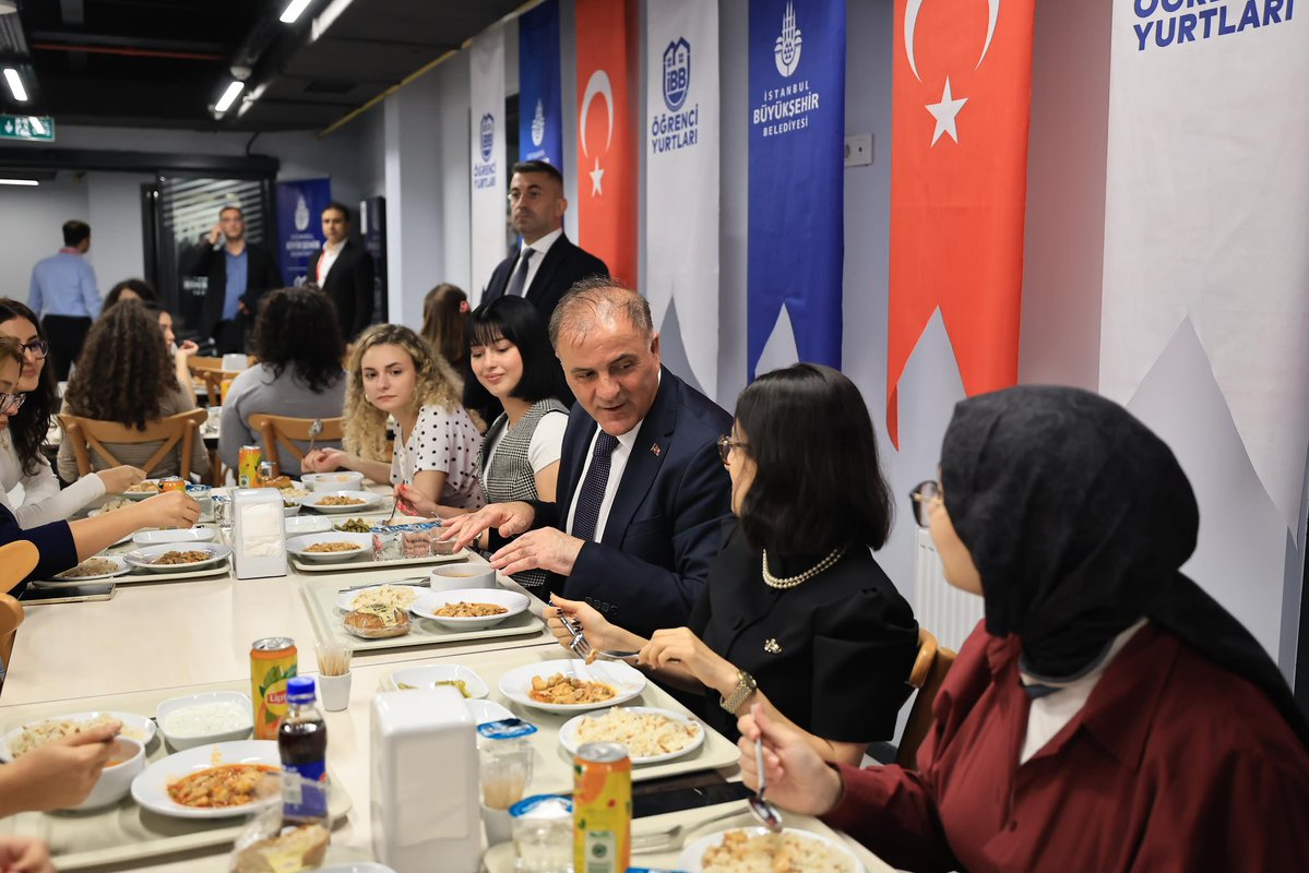 nuriaslan_tr's tweet photo. Gençlerimiz yurtlarımızı, biz gençlerimizi çok seviyoruz.

Bu akşam yemeğimizi İBB Filiz Akın Yükseköğrenim Kız Öğrenci Yurdu'nda gençlerimizle birlikte yedik.

Evlatlarımız okuyacak, biz de her zaman yanlarında olmaya devam edeceğiz. https://t.co/SZwAcLk1Mi