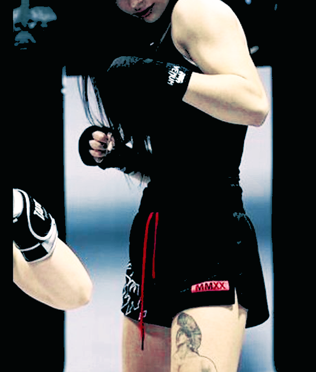 misstatsu's tweet photo. Drunk (or just tipsy, for now) &amp; throwing hands @ Kuze's gym. https://t.co/77m2MgFBDQ