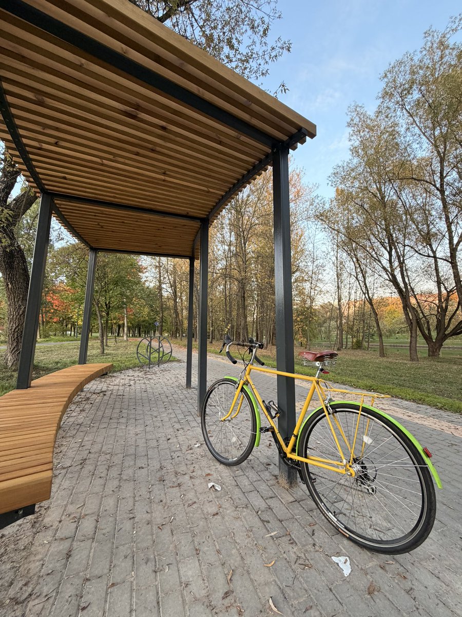 vinarik33's tweet photo. Новая велодорожка хороша, но рядом с ней местами, все гуляют с собаками без поводков и с детьми. Эх.  😞 https://t.co/JyDgteV60v