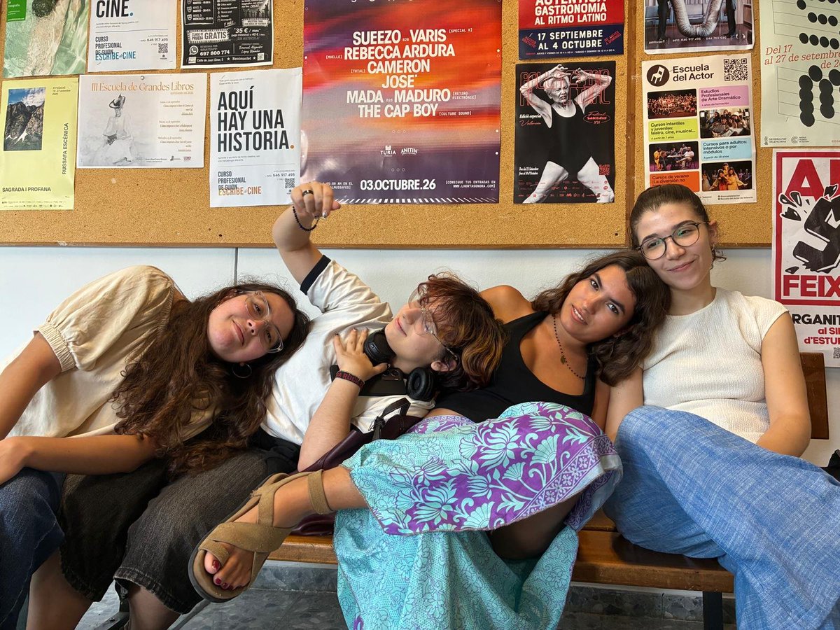 notdearhansen's tweet photo. i love my friends <333 i love college <333 i love getting out of high-school <333 https://t.co/DkFcKhptHa