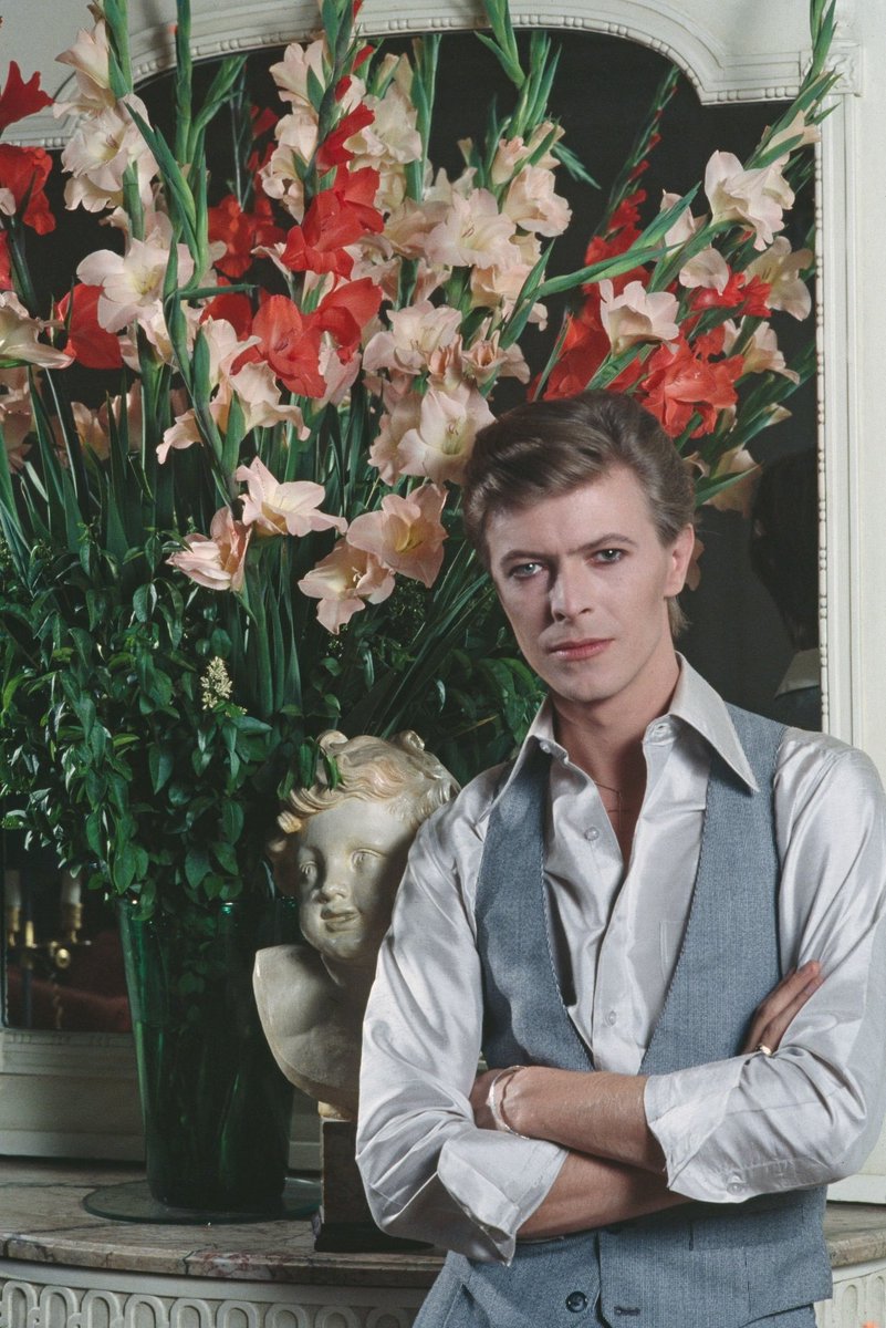 davidbowie_news's tweet photo. David Bowie, Paris, June 1977, by Christian Simonpietri. https://t.co/8V8q74HV0K