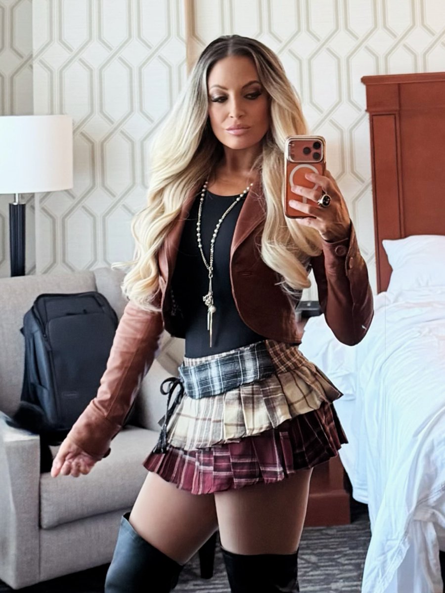 trishstratuscom's tweet photo. 📸 https://t.co/pBADsfgvUZ

24 hours in Nashville! Just posted my photos - hit link above to see! #FirstCrushTour https://t.co/4cgTi8pTJG