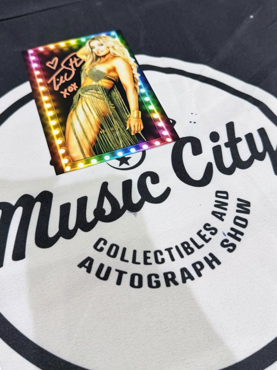 trishstratuscom's tweet photo. 📸 https://t.co/pBADsfgvUZ

24 hours in Nashville! Just posted my photos - hit link above to see! #FirstCrushTour https://t.co/4cgTi8pTJG