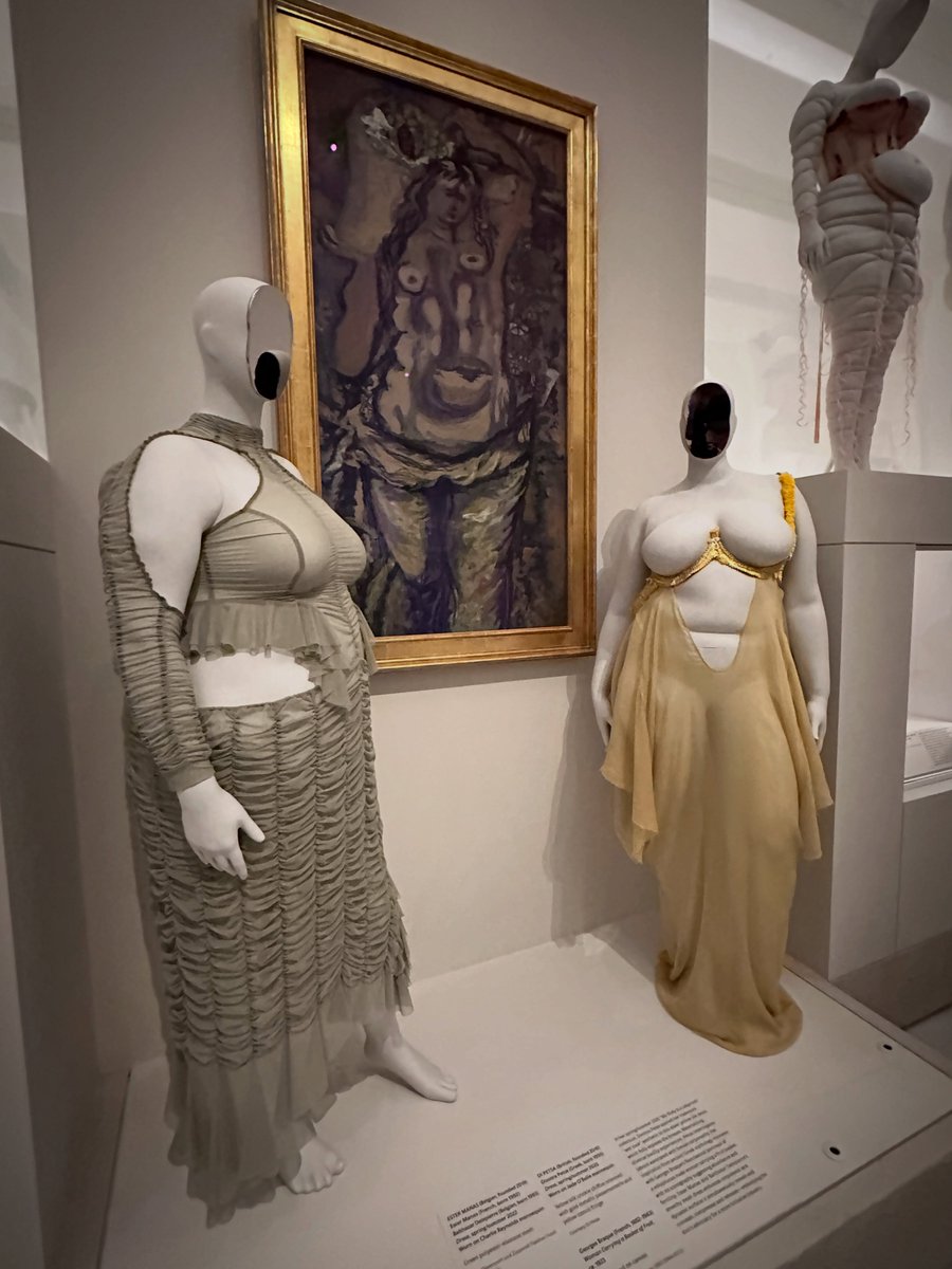 ikejnn's tweet photo. メトロポリタン美術館のコスチュームアート展。"Heavenly Bodies"展で大当たりをつかんで以来この種の試みが繰り返されているが、今回も不発気味。

刺青・肥満・解剖学…と〈身体〉へウイングを広げると、〈衣装〉の側面は曖昧になってしまう。楽しいんだけど。

｜https://t.co/UyqZjCDljF https://t.co/4YqCwt3nWg