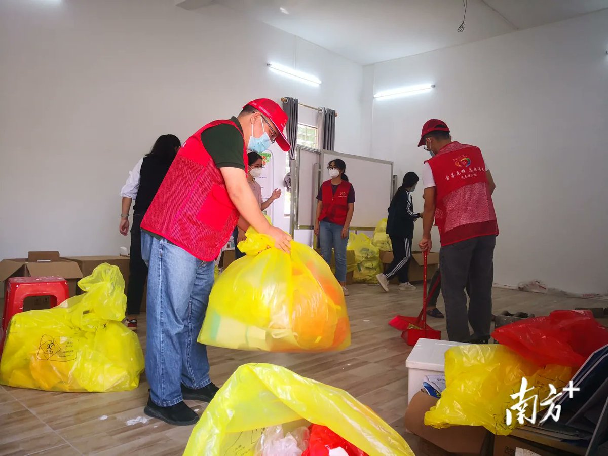 Hendryaocttn's tweet photo. Como voluntario en el banco de alimentos de la ciudad, ayudé a recolectar 200 kg de productos no perecederos para las familias necesitadas este fin de semana. La solidaridad es el motor de la comunidad! https://t.co/KI8nx3gTA1