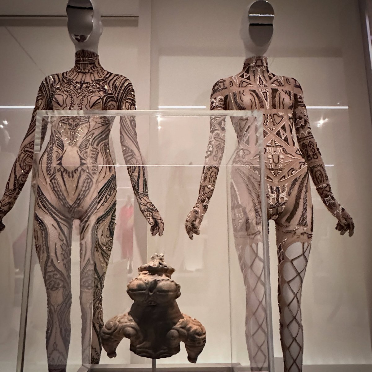 ikejnn's tweet photo. メトロポリタン美術館のコスチュームアート展。"Heavenly Bodies"展で大当たりをつかんで以来この種の試みが繰り返されているが、今回も不発気味。

刺青・肥満・解剖学…と〈身体〉へウイングを広げると、〈衣装〉の側面は曖昧になってしまう。楽しいんだけど。

｜https://t.co/UyqZjCDljF https://t.co/4YqCwt3nWg