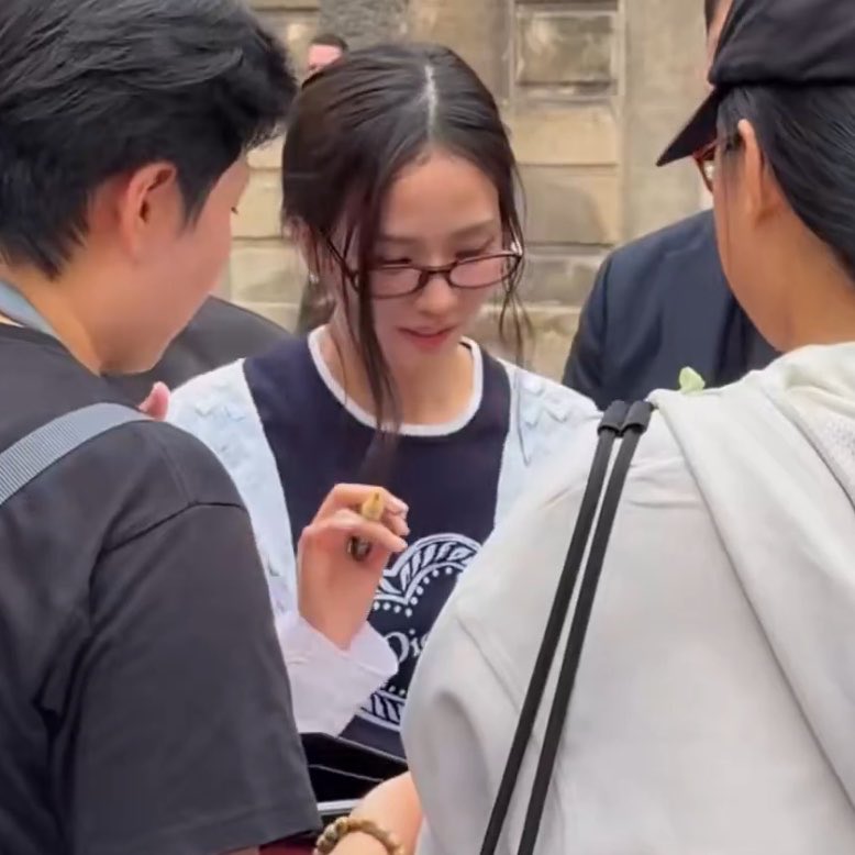 detailjisoo's tweet photo. This is giving that hot nerd girlie at the campus https://t.co/f0rNaYPcJd