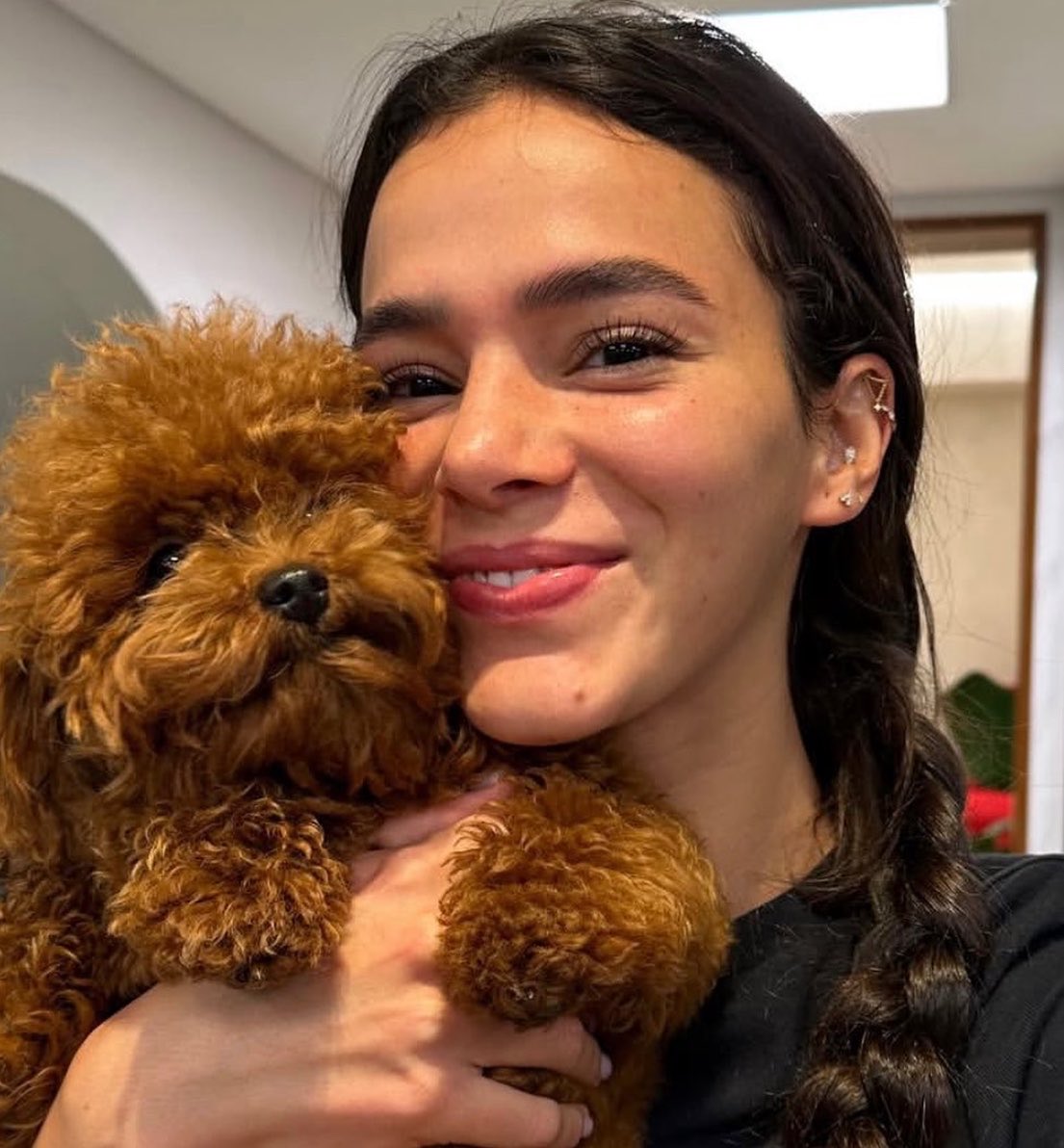 PortalBabados's tweet photo. 🚨Bruna Marquezine e João Guilherme dividem a guarda dos cachorros que adotaram juntos durante viagem ao Japão. Após o término do relacionamento, João ficou com Haku e Bruna com Chihiro, mas os dois continuam se revezando nos cuidados dos pets e fazendo com que eles se encontrem ❤️