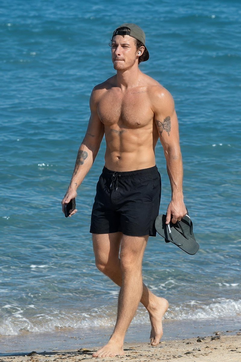 Coins_nuclear's tweet photo. Shawn Mendes showed off his fit physique as he went shirtless for a walk along the beach in Rio. https://t.co/en2IAaK6my