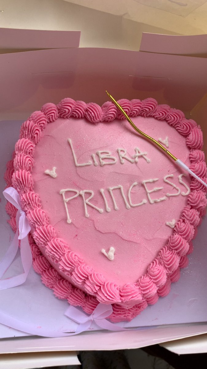 allaboutwura's tweet photo. The birthday🎂💕 https://t.co/3Q5c1RfH7s