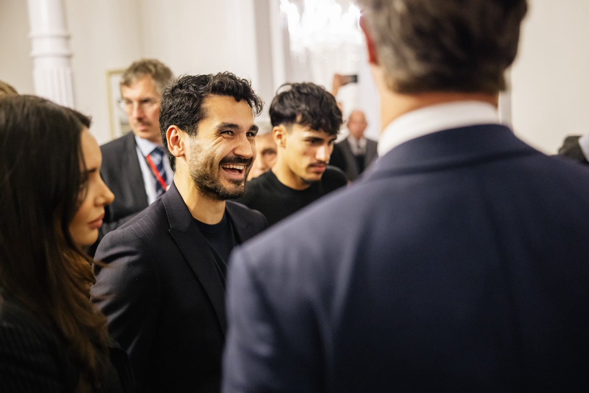 HendrikWuest's tweet photo. Am Abend habe ich İlkay Gündoğan in Istanbul die Mevlüde-Genç-Medaille überreicht. Sein Großvater kam als sogenannter Gastarbeiter ins Ruhrgebiet und arbeitete unter Tage. Zwei Generationen später wurde sein Enkel Kapitän der deutschen Fußball-Nationalmannschaft. 🧵 (1/3) https://t.co/sOLzJYnbTQ