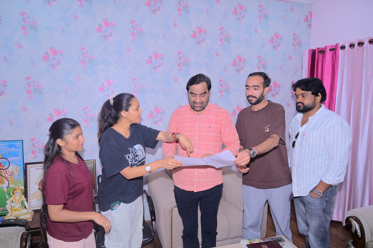 hanumanbeniwal's tweet photo. राजस्थान में FMG Intern चिकित्सक राजधानी जयपुर में दो सप्ताह से अधिक समय से आंदोलित है और लोकतांत्रिक रूप से इंटर्नशिप के दौरान स्टाइपेंड और लंबित बकाया राशि के लिए अपनी आवाज उठा रहे है, वहीं कुछ चिकित्सक 6 दिनों से भूख हड़ताल पर भी बैठे है |
मैं प्रदेश के मुख्यमंत्री श्री @BhajanlalBjp का ध्यान इस मुद्दे की तरफ दिलवाते हुए उनसे यह अपील करता हूँ कि शीघ्रता से इन चिकित्सकों की मांगो का सकारात्मक समाधान करें ,सरकार ने समय रहते संज्ञान नहीं लिया तो आने वाले दिनों में RLP  चिकित्सकों की इन मांगो को लेकर बड़े आंदोलन की रूपरेखा बनाएगी | 
मैंने इस मामले को लेकर सरकार के सक्षम स्तर पर दूरभाष पर वार्ता की है |
@RajCMO