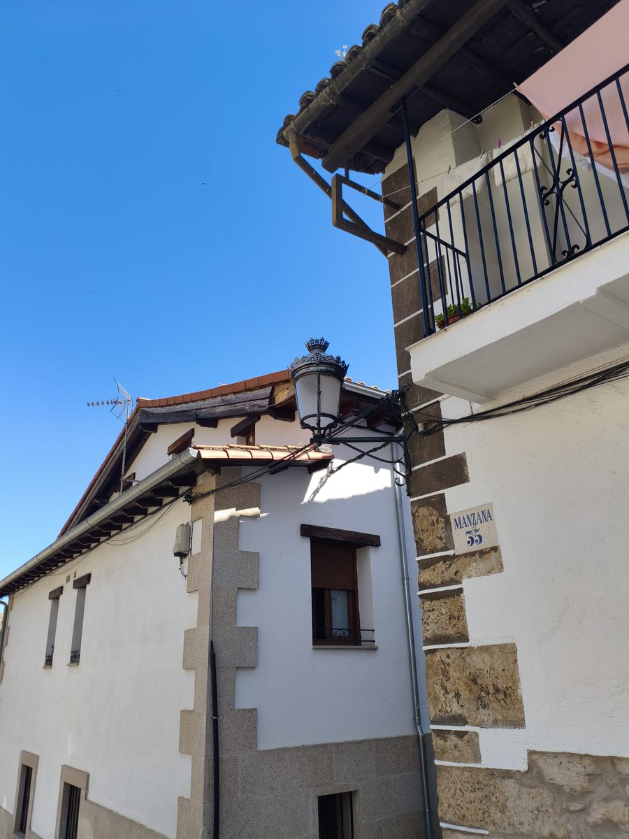 DaniElefantman's tweet photo. Casas de arquitectura tradicional española, muros blancos con sillares de piedra en las esquinas y un farol de hierro forjado montado en la pared. #balcon #hacerfotos #casas #arquitectura https://t.co/Y9kDewfpi5