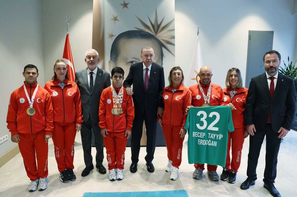 Akparti's tweet photo. Cumhurbaşkanımız Sayın Recep Tayyip Erdoğan, Türkiye Özel Sporcular Spor Federasyonu temsilcilerini ve sporcuları kabul etti. https://t.co/bIQQM2cAmt