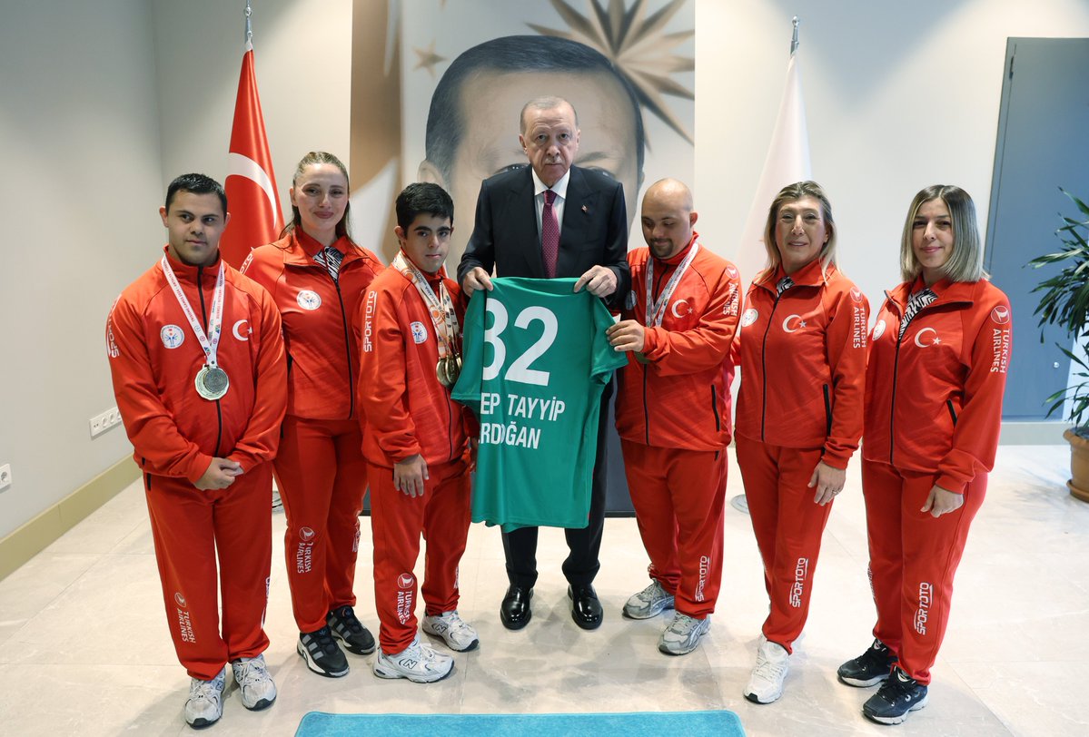 Akparti's tweet photo. Cumhurbaşkanımız Sayın Recep Tayyip Erdoğan, Türkiye Özel Sporcular Spor Federasyonu temsilcilerini ve sporcuları kabul etti. https://t.co/bIQQM2cAmt