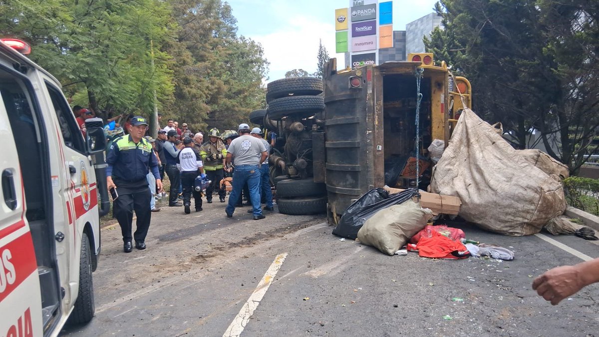 vichoguate's tweet photo. Camión volcado en Ciudad San Cristóbal, Mixco. https://t.co/loiw8lje72