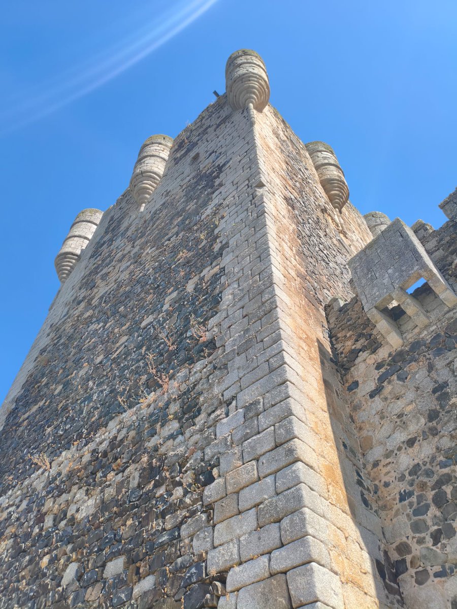 DaniElefantman's tweet photo. Torre del homenaje del Castillo de Monleón #Salamanca #torre #castillo #hacerfotos  #Monleon https://t.co/Xr8E9bmqn5