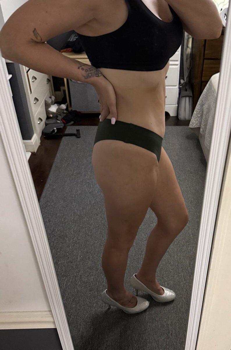 ShySinfulMILF's tweet photo. A little sparkle with a little trouble ✨😈
#softfindom #heels #faceless #MILF #findom https://t.co/hXo6PKQAiw