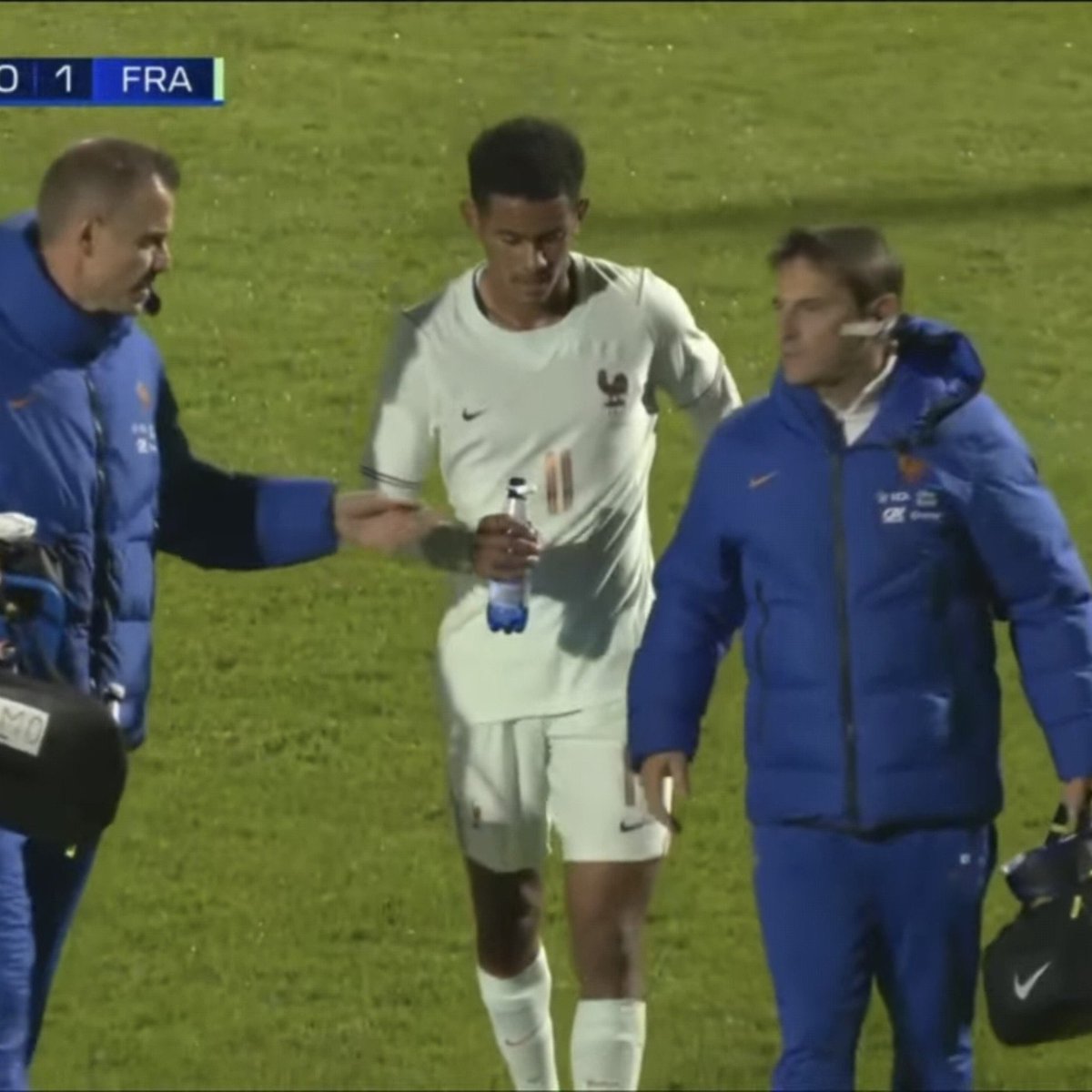 LMDPSG's tweet photo. 🚨 Senny Mayulu est sorti sur blessure avec les Espoirs ! ❌🤕 https://t.co/IPfzc7y7Hs