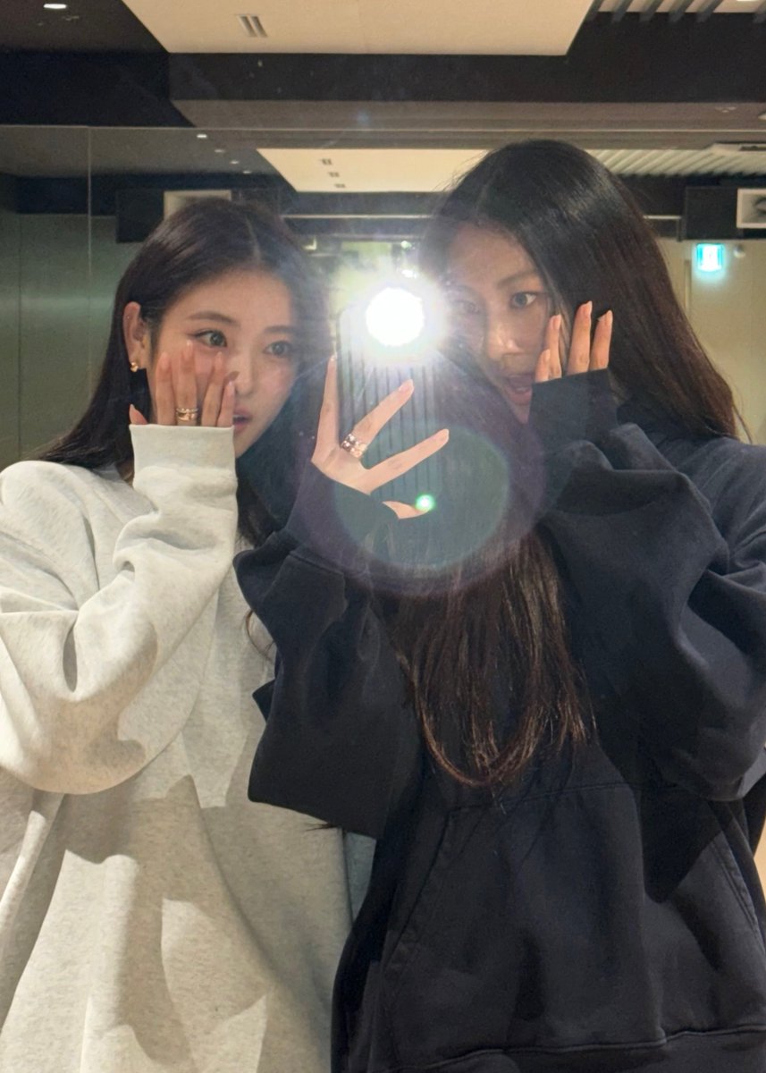 gwnsly's tweet photo. they’re girlfriends your honor https://t.co/IqelbMcdXZ