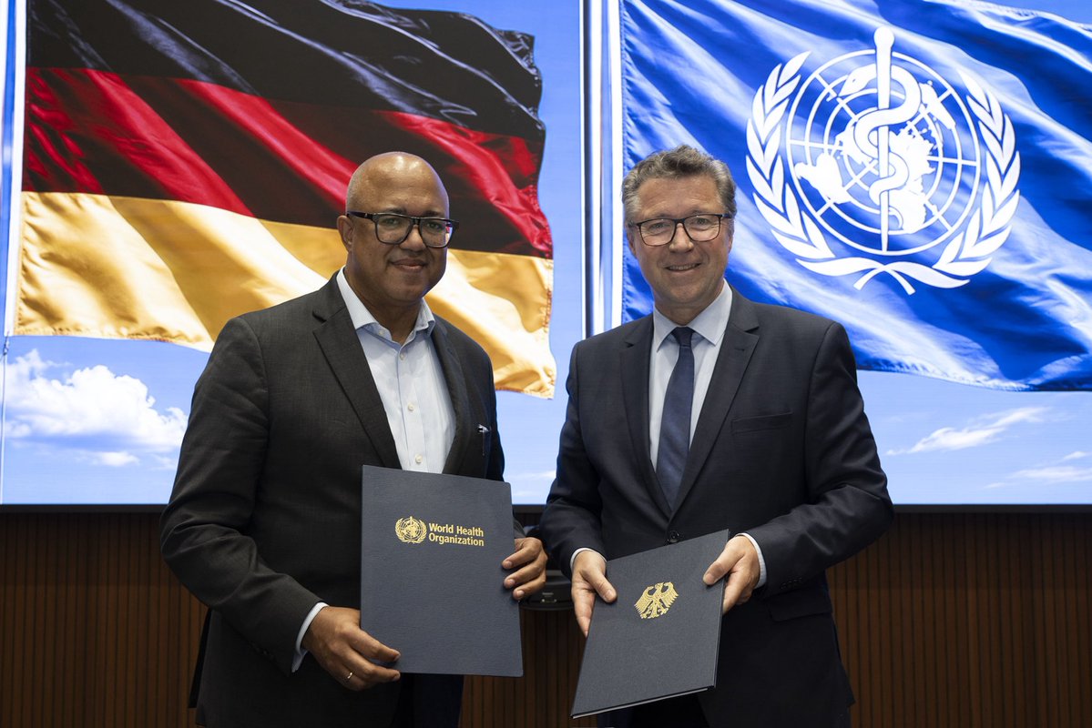 GermanyUNGeneva's tweet photo. Germany provides additional EUR 2 million to fight Ebola outbreak in DRC. Great discussion with @Chikwe_I at @WHO on the urgency of global health security. Because diseases do not stop at borders. #GlobalHealth #WHO https://t.co/4sTPds6QX7