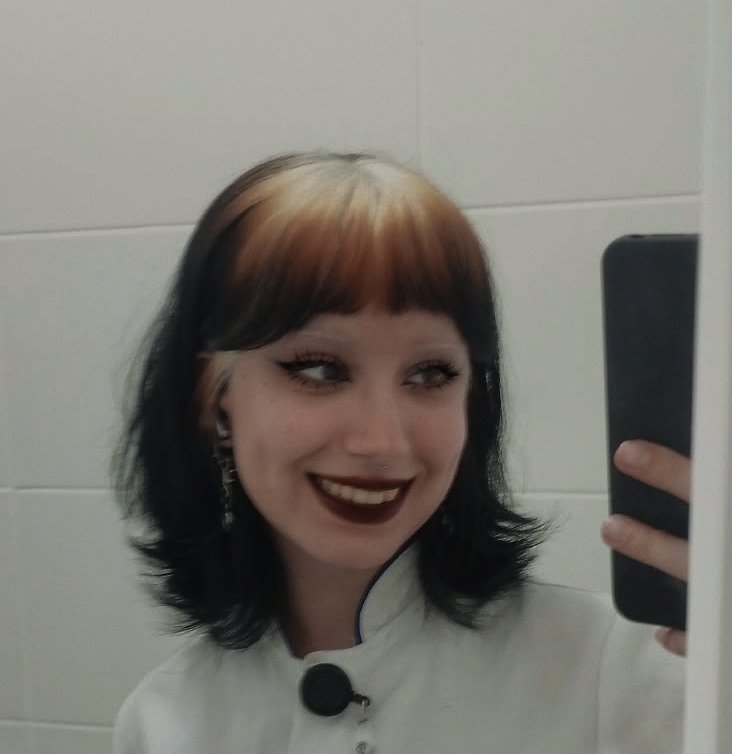 camusisyphus's tweet photo. hoje uma senhorinha disse q desistiu de comprar tinta de cabelo pra retocar a raiz pq viu meu cabelo e amou e eu acho q é sobre isso a vida https://t.co/MTmalwSAqc