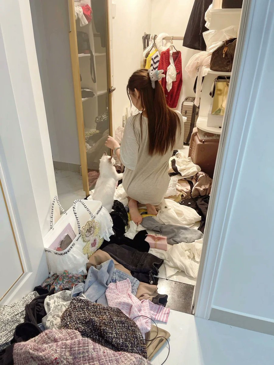 LennieEdenhbnt's tweet photo. Organizamos objetos viejos hoy! Separamos lo útil para donar, reciclar lo que no sirve y hallamos tesoros olvidados. Un orden que libera espacio y calma! https://t.co/W23FzAJqAd