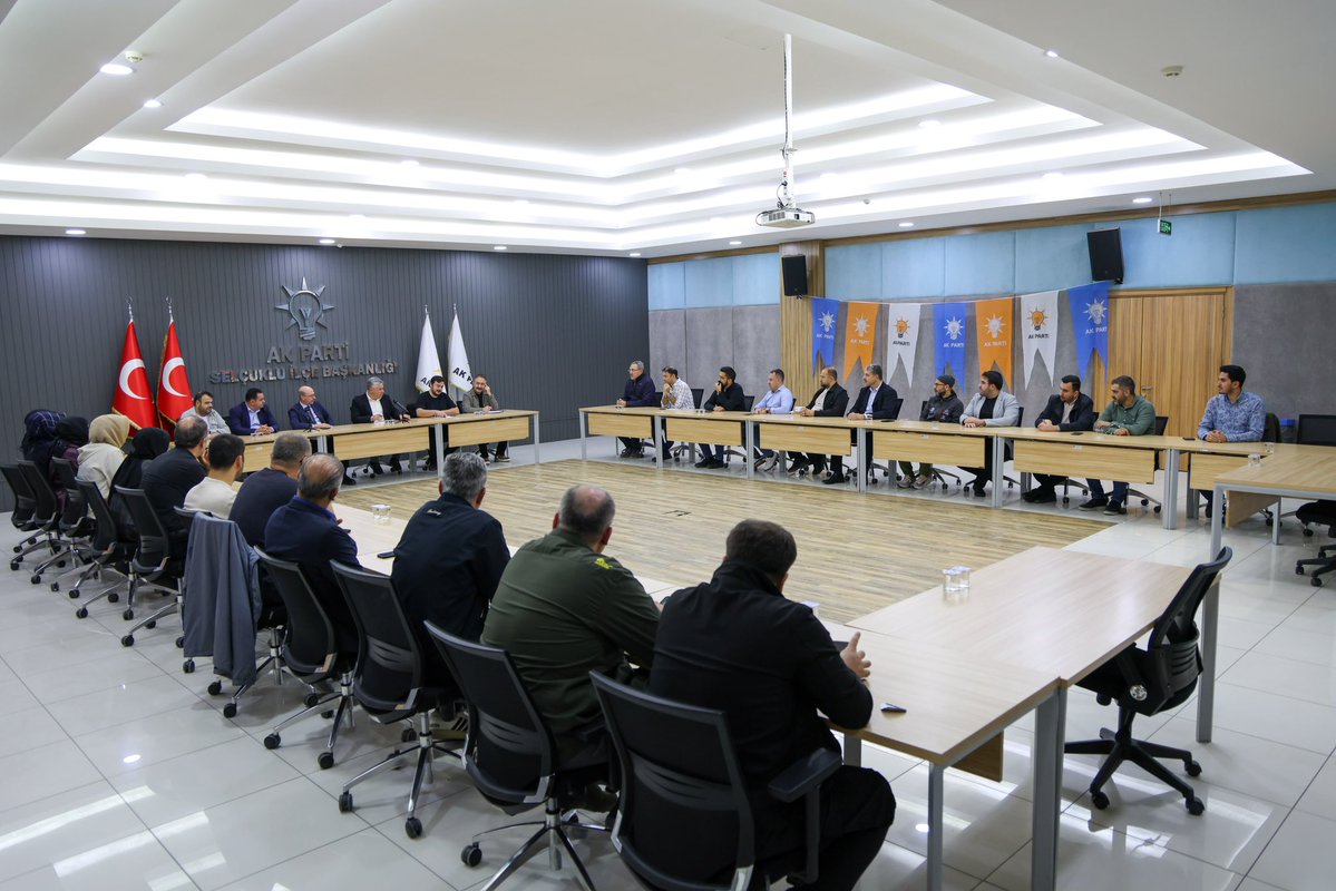 akpartiselcuklu's tweet photo. 📍 AK Parti Selçuklu İlçe Başkanlığı

İlçe Başkanımız Sayın Arif Bağcı ve Selçuklu Belediye Başkanımız Sayın Ahmet Pekyatırmacı’nın katılımlarıyla haftalık yönetim kurulu toplantımızı gerçekleştirdik.

| @arifbagci @a_pekyatirmaci https://t.co/UeZVSlTGRc