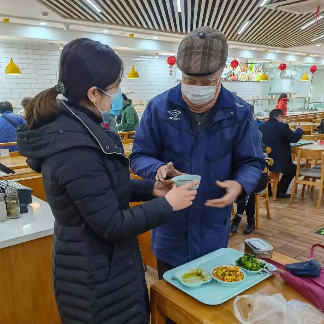 Sherylldm2w's tweet photo. Como voluntario en el comedor social de la ciudad, ayudo a repartir comida caliente y escuchar las historias de las personas que más lo necesitan. Cada sonrisa me recuerda que la solidaridad es el mejor regalo https://t.co/uBreLujfuH