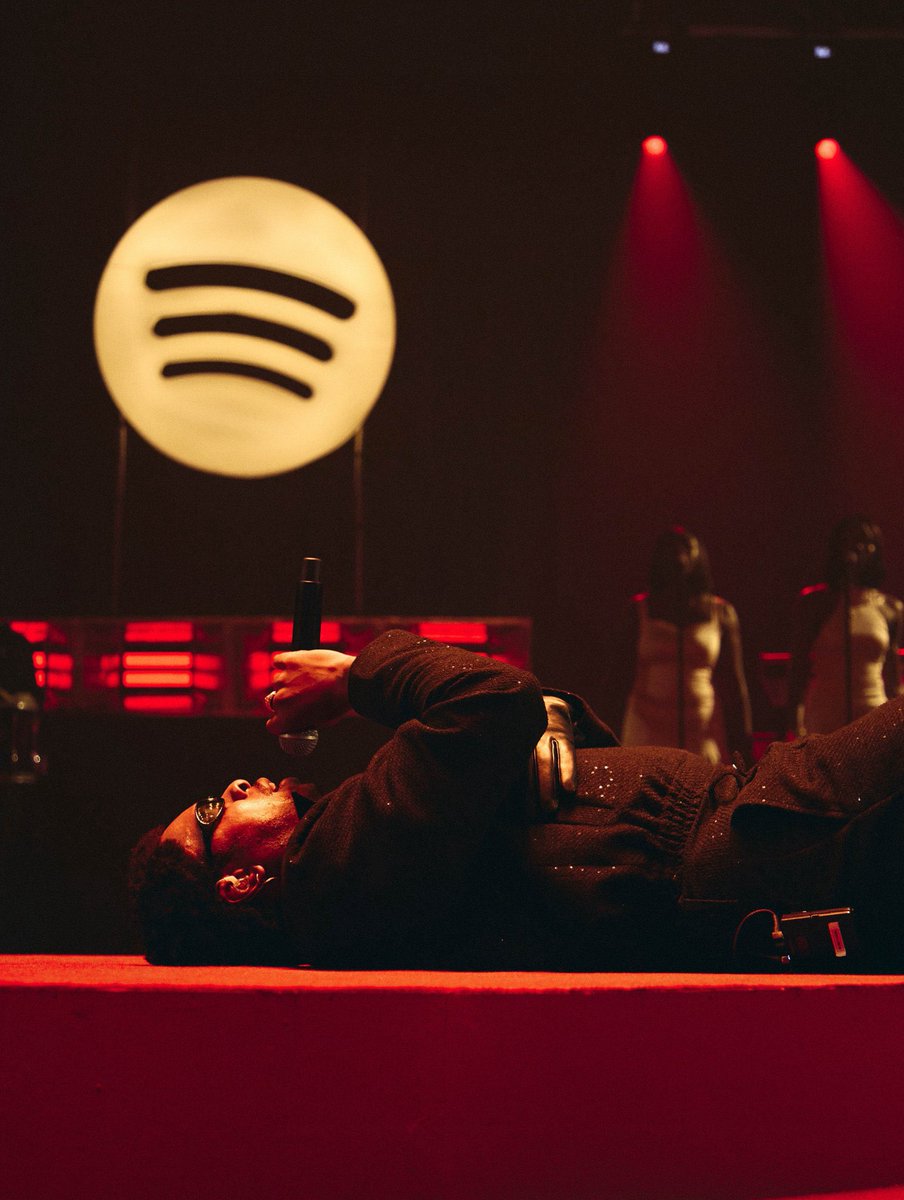 igbohiphopNG's tweet photo. Runtown at His Spotify Surround Sound last night 2026 🔥👏🏽 https://t.co/FjRczfsnVh
