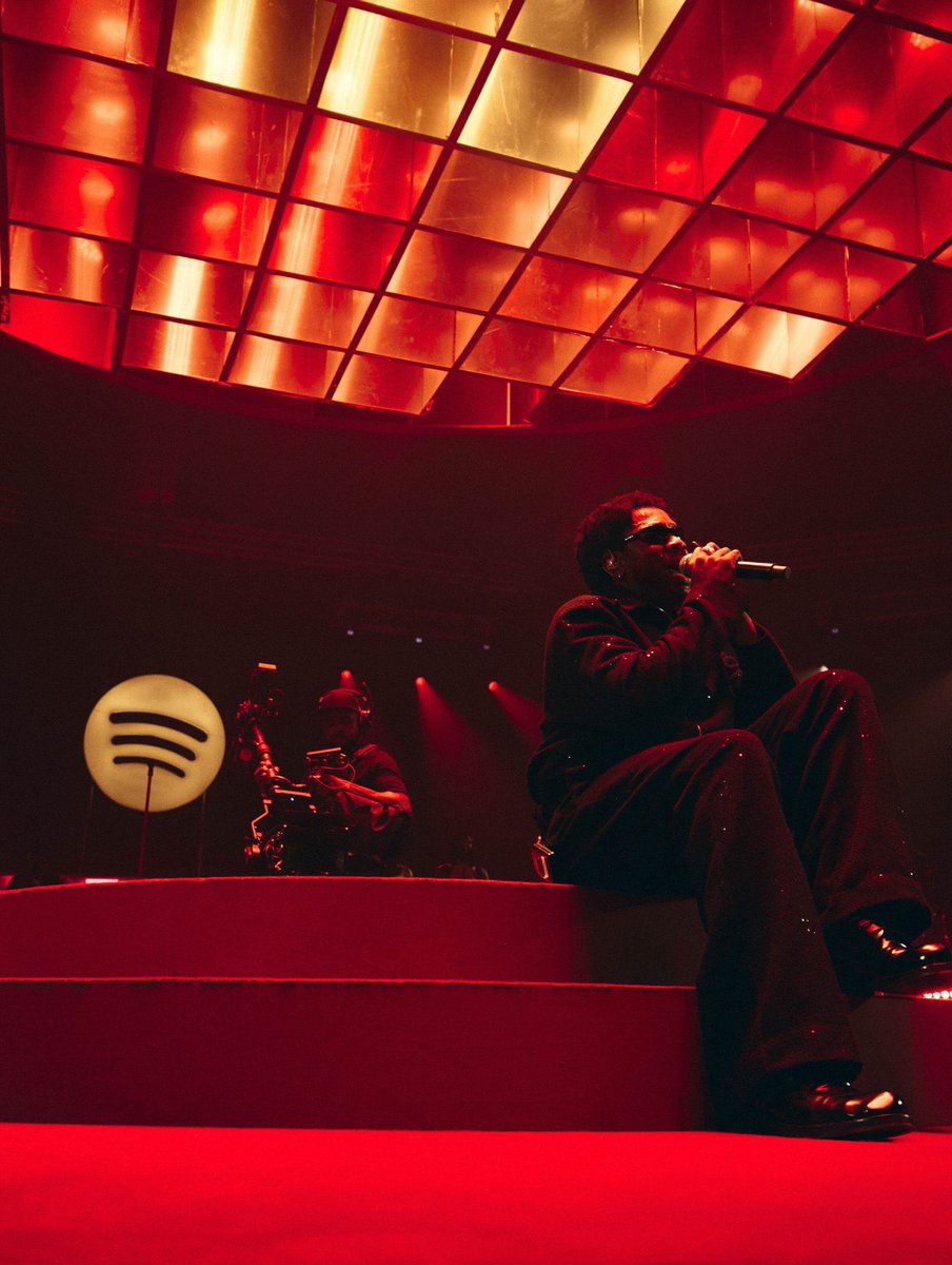 igbohiphopNG's tweet photo. Runtown at His Spotify Surround Sound last night 2026 🔥👏🏽 https://t.co/FjRczfsnVh