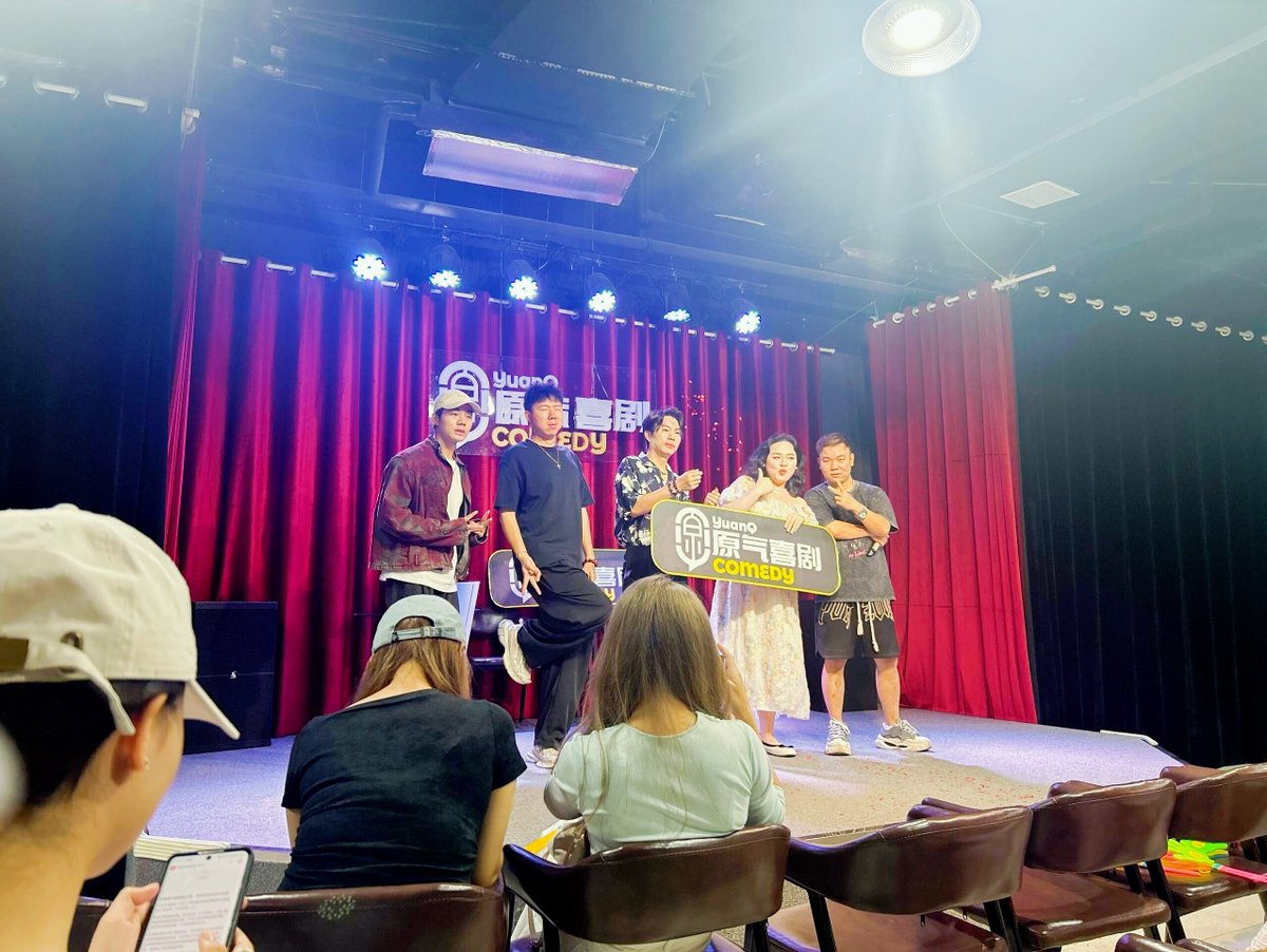 GillianStotbe's tweet photo. [Mi stand-up acaba de hacer reír a toda la sala hasta llorar! Nadie se esperaba el chiste sobre mi abuela y la nevera que nunca se cierra—grita hoy en el teatro local, vengan si no se lo perdieron!]， https://t.co/f8wvIhRGYE