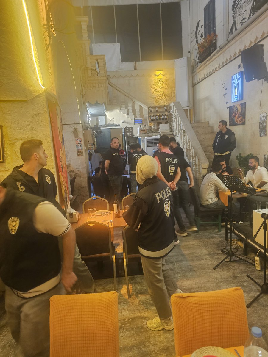 ridvancoban's tweet photo. TEKNOFEST VAR, TURİSTE GÜVEN YOK!

Şanlıurfa'da TEKNOFEST düzenleniyor.
Dünyaya, Türkiye'ye ve gençlere “Şanlıurfa teknoloji ve inovasyonun merkezi oluyor” mesajı veriliyor.

Aynı şehirde ise akşam saatlerinde bir mekâna 20 polisle gidilerek müşterilerin kimlikleri kontrol ediliyor.

Şimdi soruyorum:
Biz dünyaya nasıl bir Şanlıurfa göstermek istiyoruz?

Bir tarafta TEKNOFEST ile gençlere, girişimcilere ve ziyaretçilere “Şanlıurfa'ya gelin” diyeceğiz.

Diğer tarafta şehrin sosyal hayatının olduğu bir mekâna kalabalık polis ekibi göndererek insanlarda ve turistlerde tedirginlik oluşturacak görüntüler ortaya çıkacak.

Elbette denetim yapılacak.
Elbette kamu düzeni korunacak.

Kanuna aykırı bir durum varsa gereken işlem de yapılacak.
Ama denetim ile gövde gösterisi arasındaki farkı artık herkes sorgulamalıdır.

Ortada somut bir ihbar mı vardı?

Somut bir suç şüphesi mi vardı?
Yoksa vatandaşın ve turistin üzerinde 

“Burada rahat edemezsin” duygusu oluşturacak bir uygulama mı tercih edildi?

TEKNOFEST'i sadece birkaç günlük bir organizasyon olarak görmeyin.
Bu şehre gelecek her ziyaretçi, burada yaşadığı her deneyim Şanlıurfa'nın hafızasında ve turizm imajında yer edecektir.

Turistten para harcamasını, esnafa katkı sağlamasını, Şanlıurfa'yı dünyaya anlatmasını bekliyorsanız önce ona güven veren bir şehir sunacaksınız.

Turizm; sadece balıklıgölü, müzeyi, tarihi sokakları göstermek değildir.

Turizm aynı zamanda özgürlük, huzur, güven ve misafirperverliktir.

Şanlıurfa'yı TEKNOFEST ile teknoloji şehri, tanıtım kampanyalarıyla turizm şehri ilan etmek kolay.

Asıl mesele, bu şehre gelen insana nasıl bir şehir deneyimi yaşattığınızdır.

Buradan yetkililere açıkça soruyorum:
20 polisle yapılan bu uygulamanın gerekçesi nedir?

Şanlıurfa'nın turizm hedeflerine ve TEKNOFEST kapsamında oluşturulmak istenen şehir imajına bu görüntünün nasıl bir katkısı olduğunu düşünüyorsunuz?

Şanlıurfa'nın ihtiyacı polis yığınağı görüntüleri değil; hukuka uygun, ölçülü, güven veren ve herkesin kendisini huzurlu hissedeceği bir şehir yönetimidir.

TEKNOFEST ile dünyaya teknoloji şehri mesajı verirken, sahada insanlara korku ve tedirginlik veren görüntüler oluşturmayın.

Çünkü Şanlıurfa'nın geleceği korkuyla değil; hukukla, özgürlükle, güvenle ve gerçek bir turizm vizyonuyla büyüyecektir.

Rıdvan Çoban
CHP Karaköprü İlçe Başkanı
İnşaat Mühendisi
@karadagferhatt @TCKulturTurizm