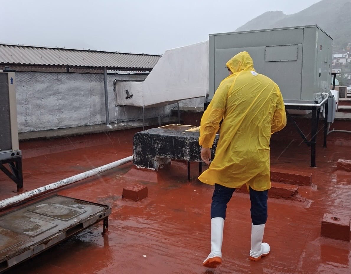 IMSSSONORA's tweet photo. Personal del #IMSSSonora tanto en Guaymas, Empalme, Bácum y otras comunidades mantiene la prestación de sus servicios durante el paso del huracán ‘Polo’ en atención a las y los derechohabientes. A todos ellos nuestro reconocimiento 👏🏻👏🏻👏🏻👏🏻👏🏻👏🏻👏🏻👏🏻 https://t.co/Yn7rdsCFHd