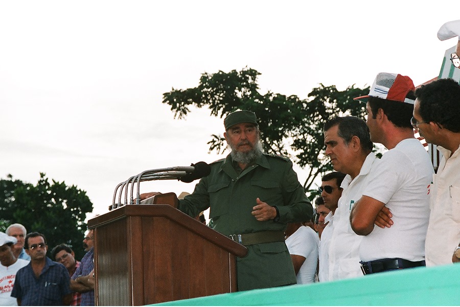 FSoldadodeIdeas's tweet photo. #FidelCastro pronuncia discurso en el acto por el III Aniversario de la creación del Contingente de la Construcción "Blas Roca Calderío", 1 de octubre de 1990.

https://t.co/QcmpugRWrT
#100AñosConFidel #Cuba #SomosContinuidad #RevoluciónCubana https://t.co/5mRTuzsnUM
