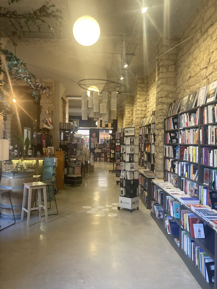 NotRock's tweet photo. @PynchonInPublic Alicante, Spain. Pynchon &amp; Co has merged with historic bookstore 80 Mundos, but I spotted the post horn. 📯 https://t.co/FZHP1JU6n5