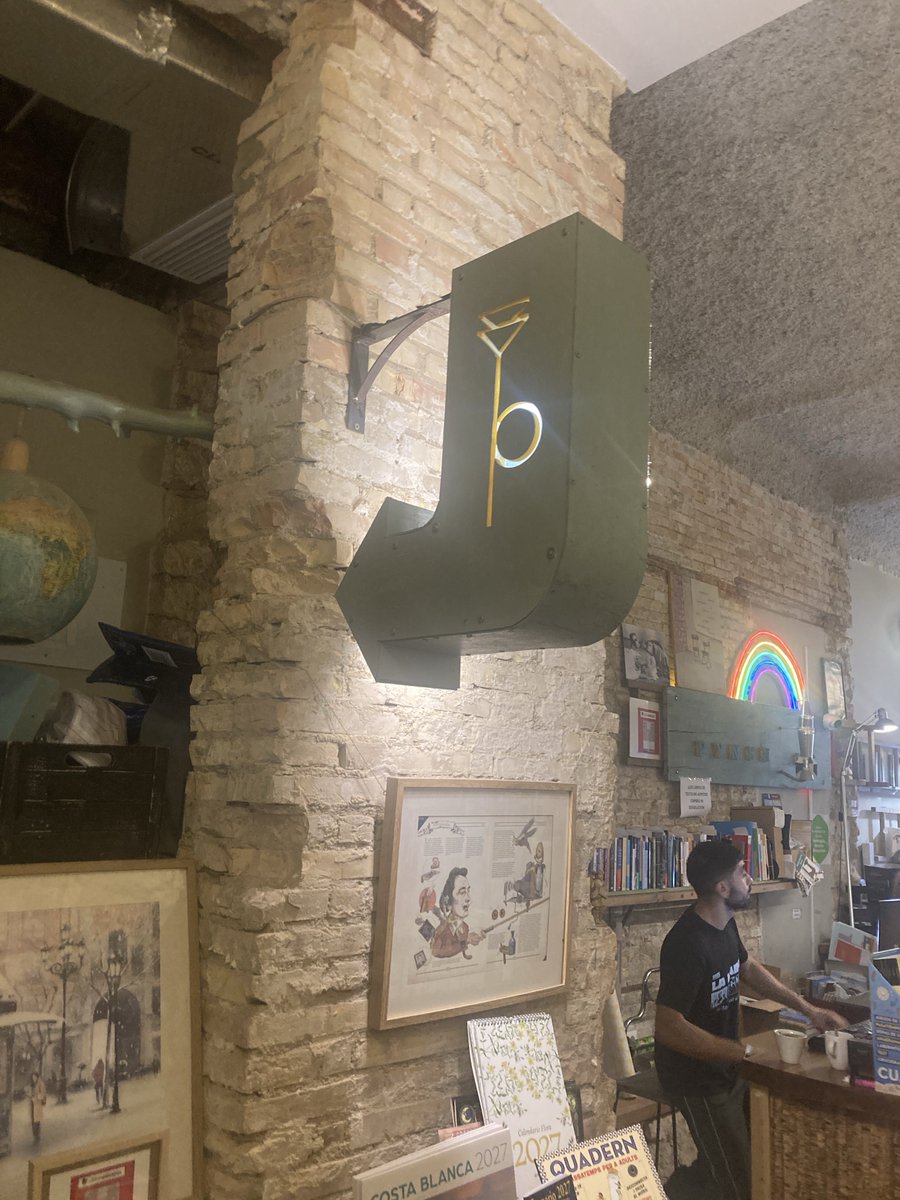 NotRock's tweet photo. @PynchonInPublic Alicante, Spain. Pynchon &amp; Co has merged with historic bookstore 80 Mundos, but I spotted the post horn. 📯 https://t.co/FZHP1JU6n5